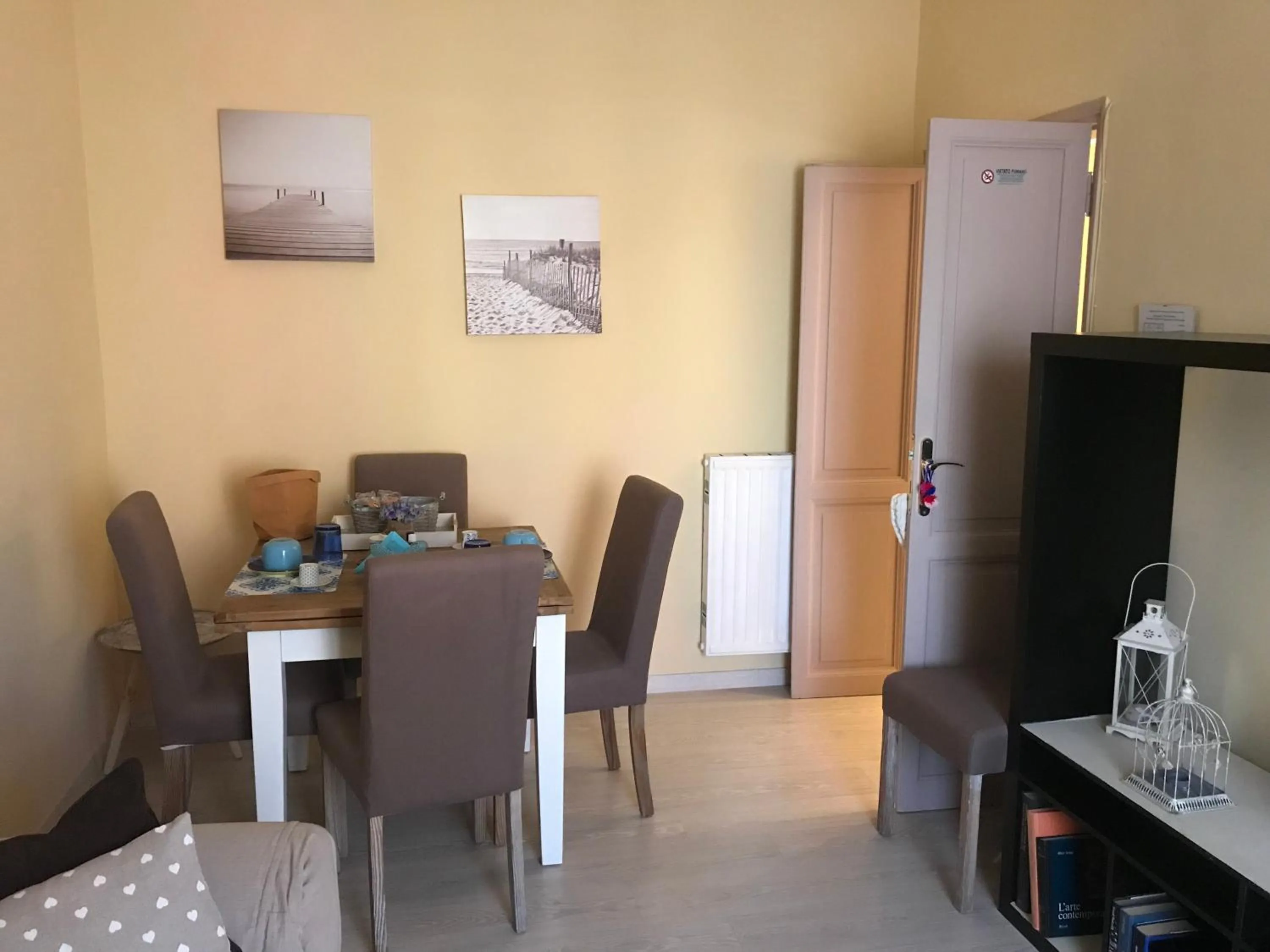 Communal lounge/ TV room in Aquarius Inn