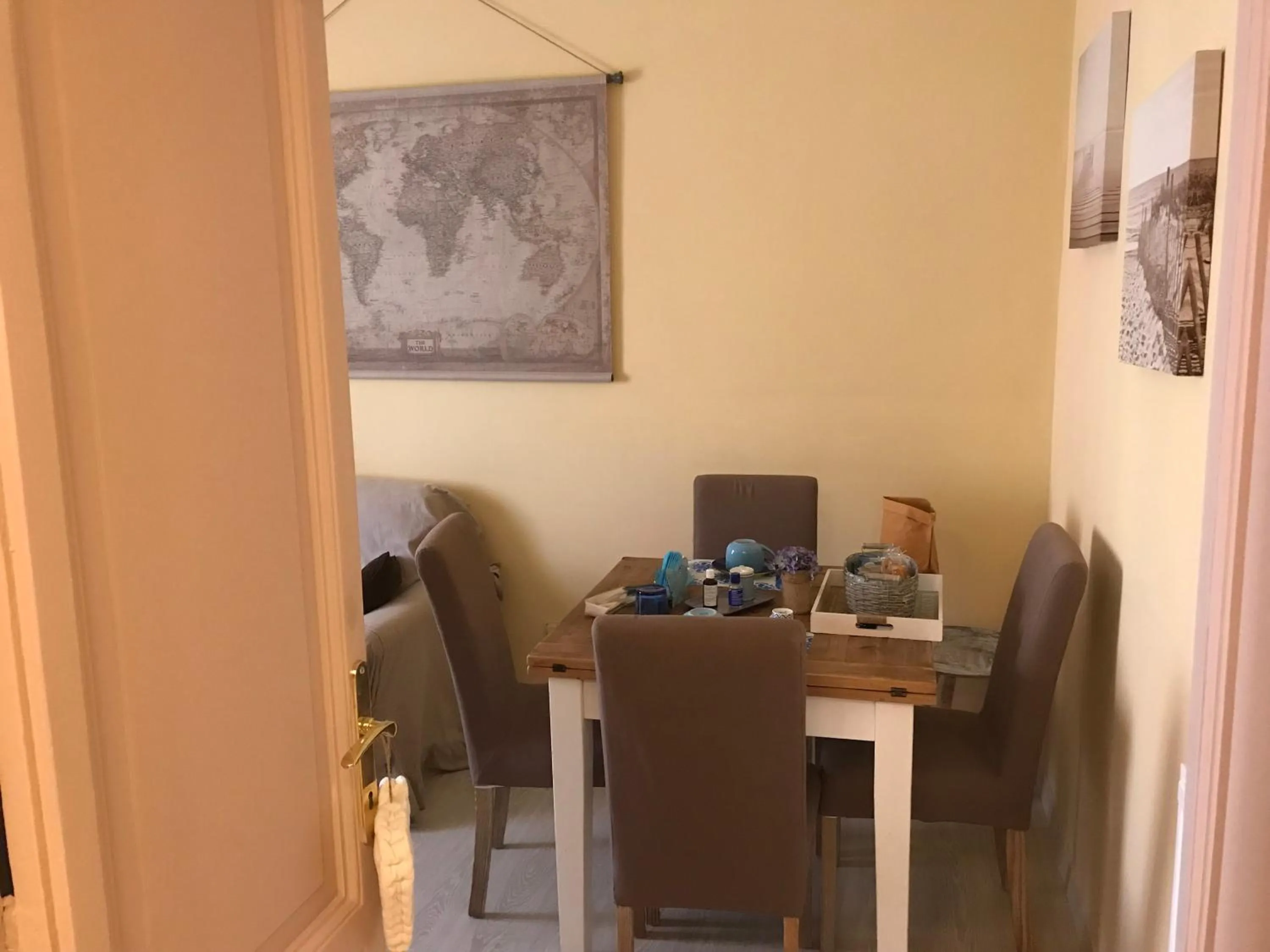 Communal lounge/ TV room in Aquarius Inn