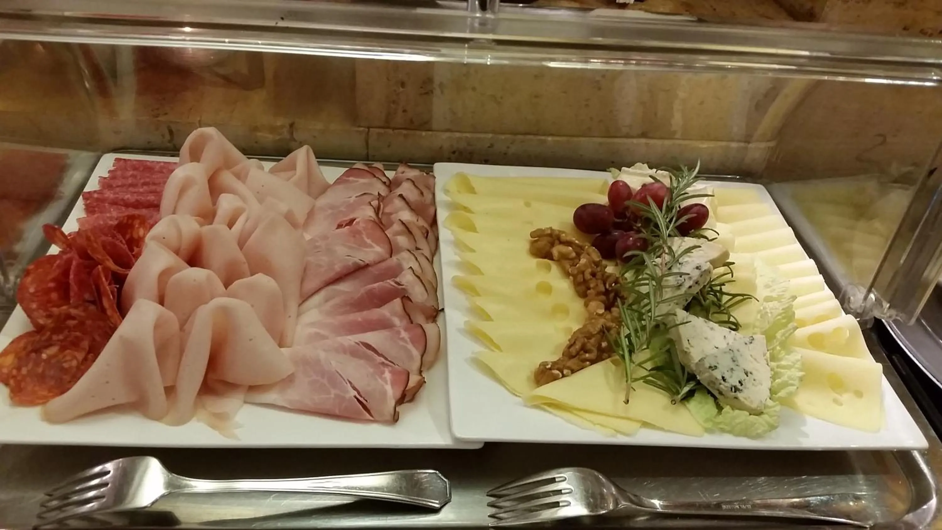 Buffet breakfast in Alp Art Hotel Götzens