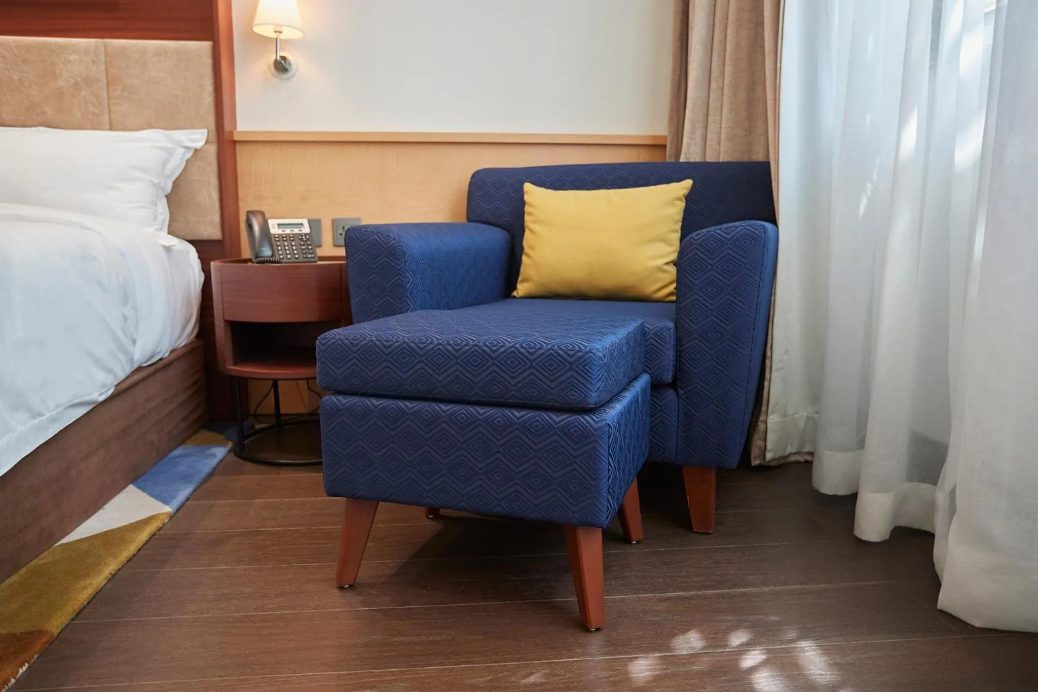 Seating area, Bed in The Quorum