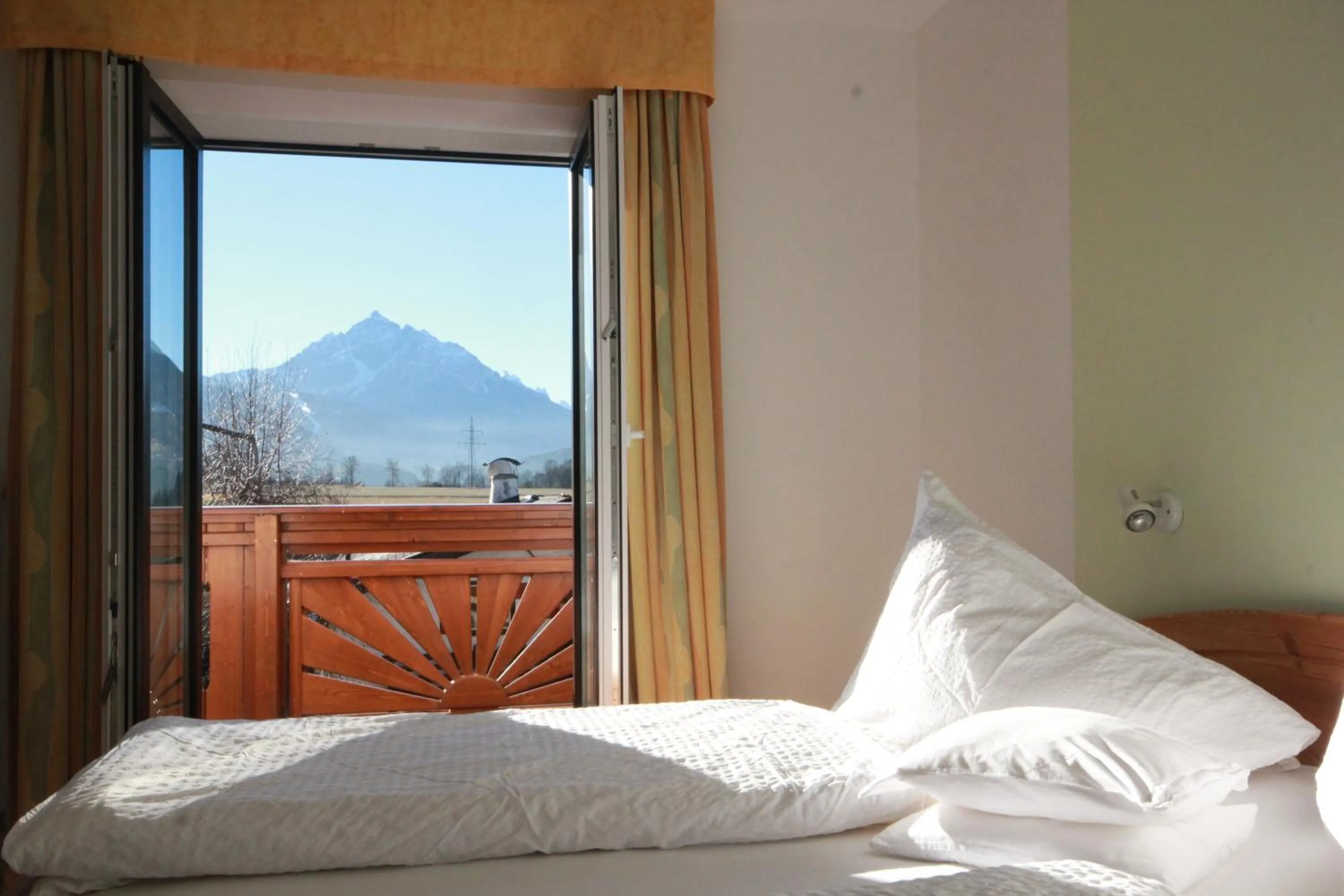 Balcony/Terrace, Bed in Hotel Sonnenhof - bed & breakfast & appartements