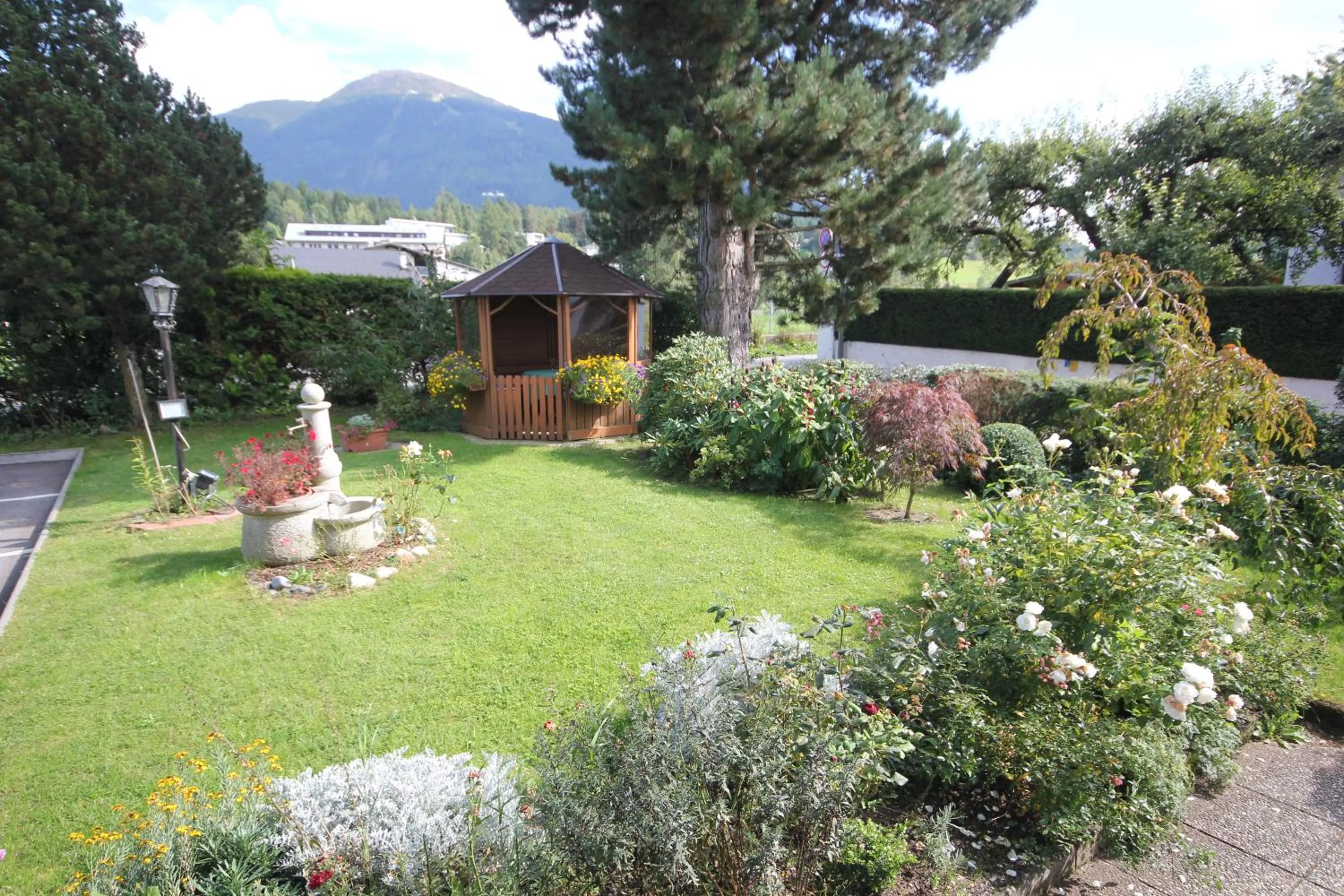 Garden in Hotel Sonnenhof - bed & breakfast & appartements