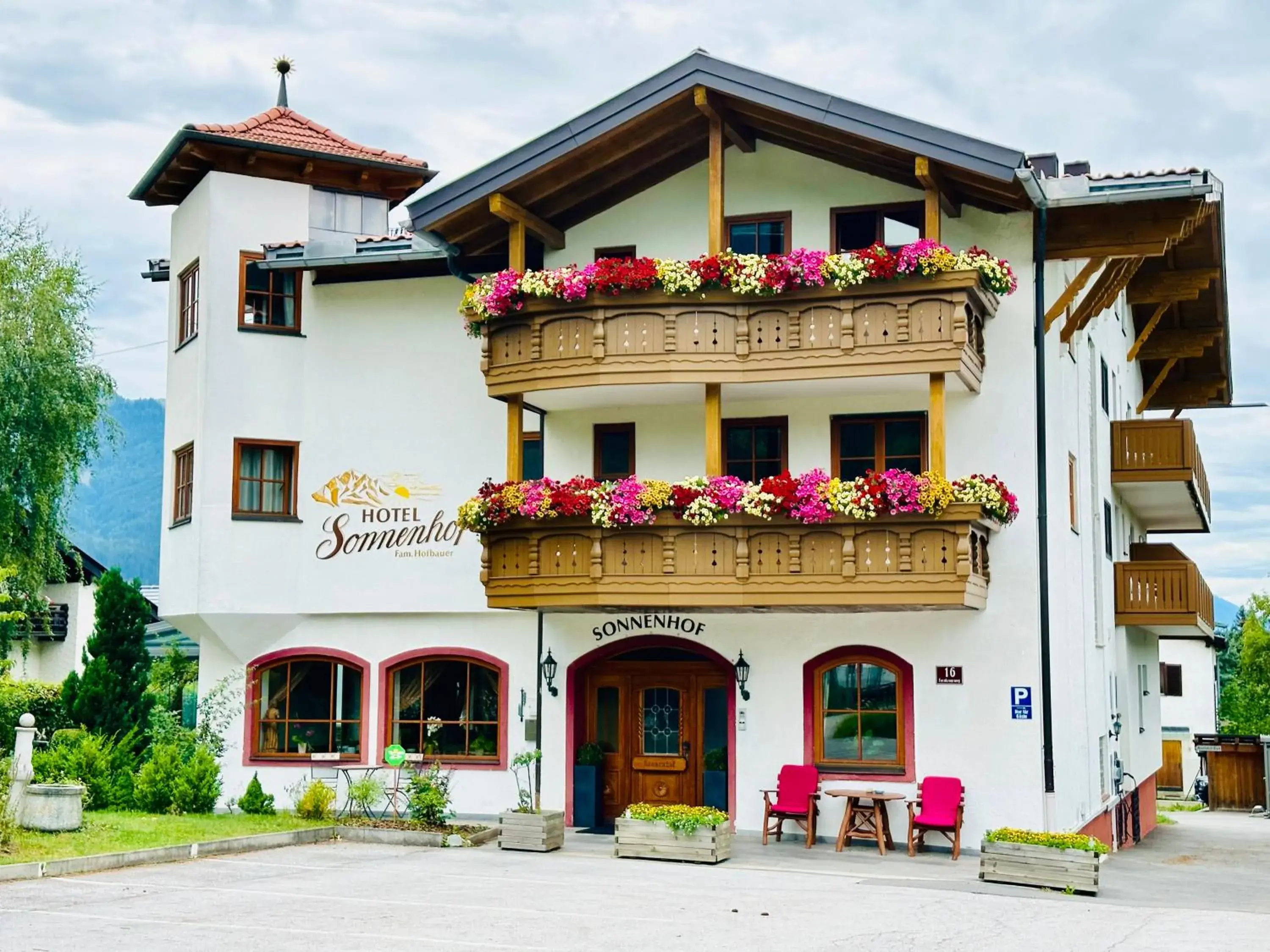 Property building in Hotel Sonnenhof - bed & breakfast & appartements Property building in Hotel Sonnenhof - bed & breakfast & appartements