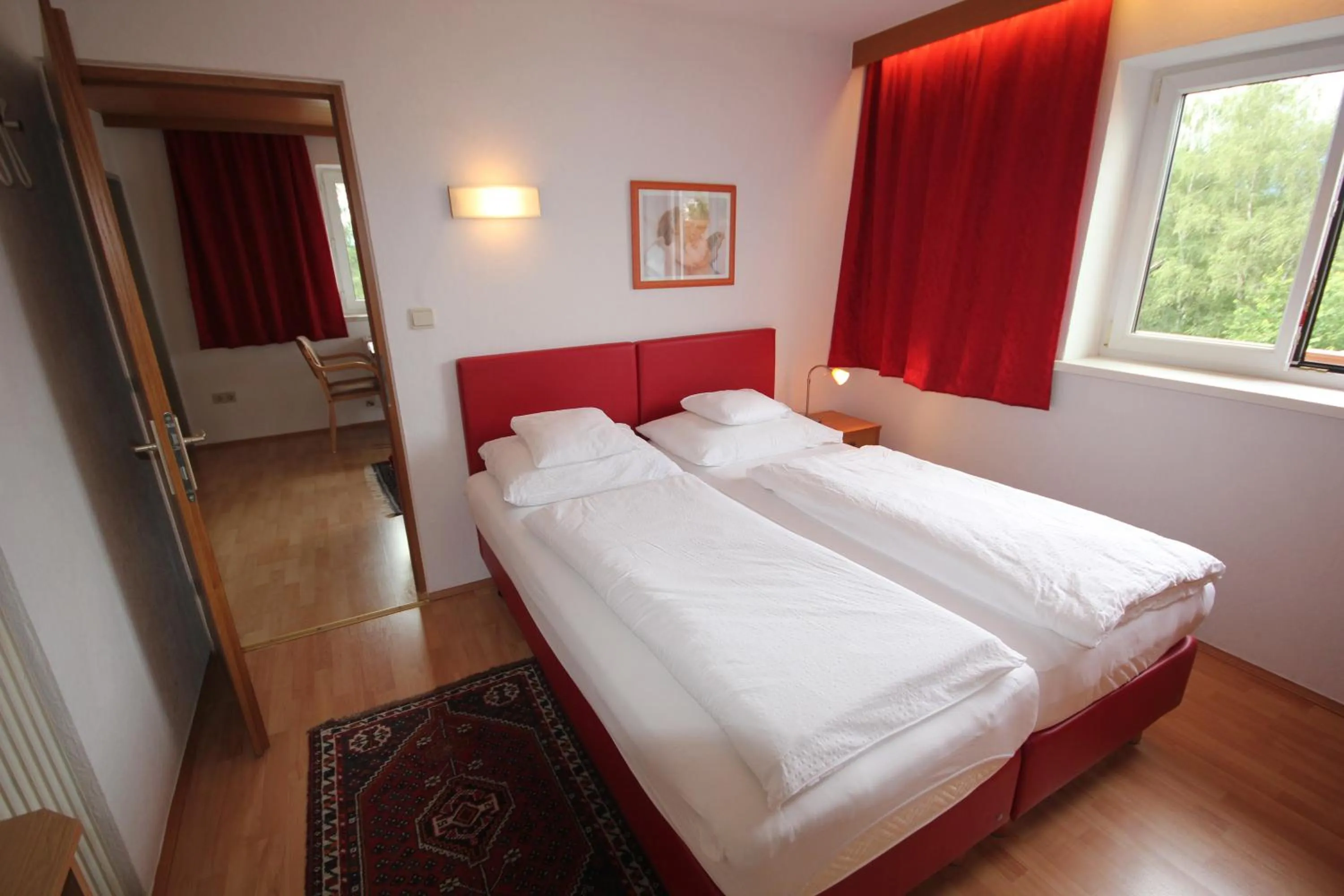 Photo of the whole room, Bed in Hotel Sonnenhof - bed & breakfast & appartements