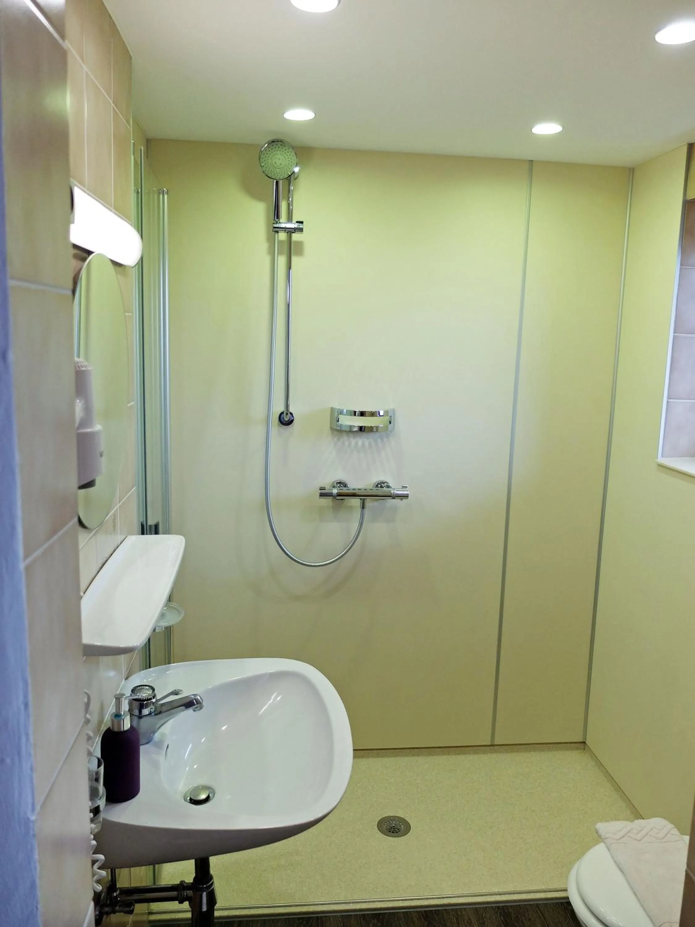 Bathroom in Hotel Sonnenhof - bed & breakfast & appartements