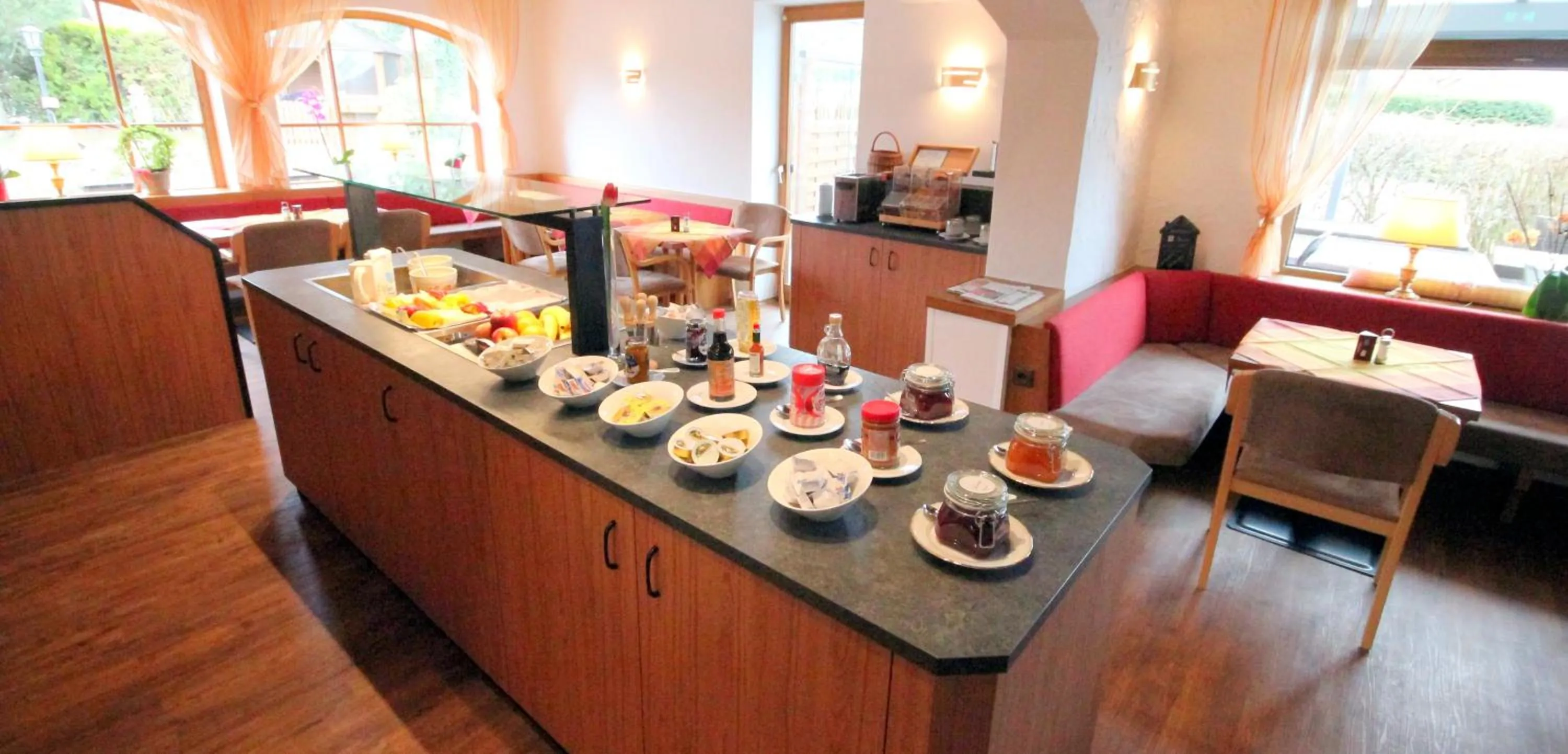 Dining area in Hotel Sonnenhof - bed & breakfast & appartements
