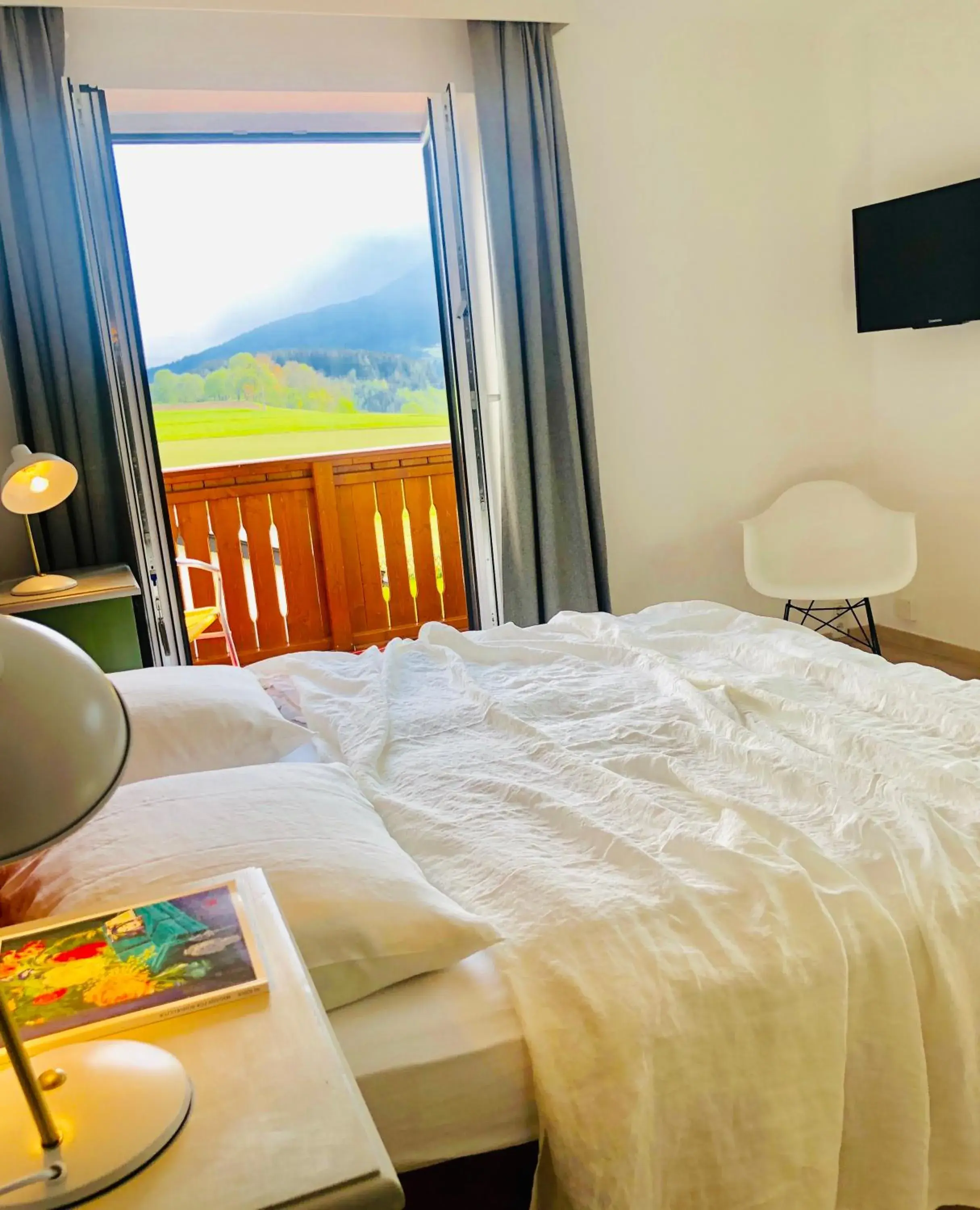 Photo of the whole room, Bed in Hotel Sonnenhof - bed & breakfast & appartements Photo of the whole room, Bed in Hotel Sonnenhof - bed & breakfast & appartements