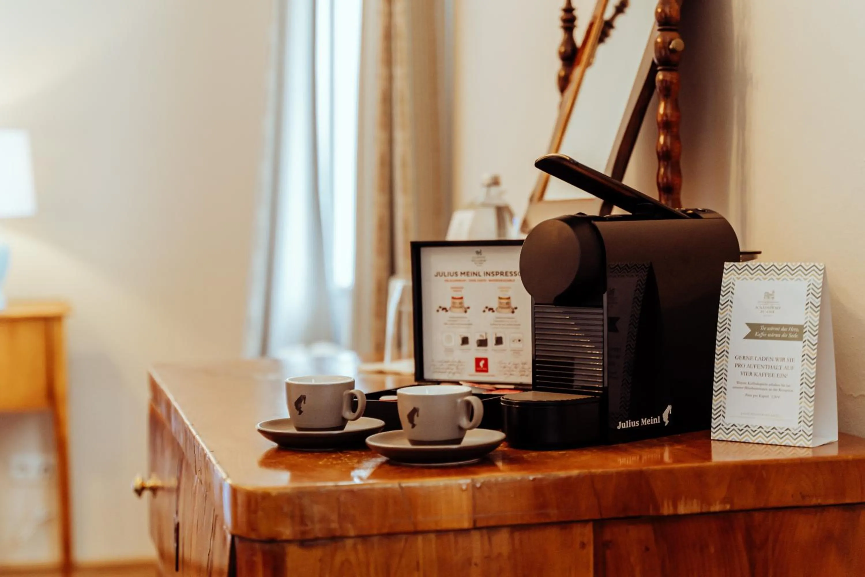 Coffee/tea facilities in Der Schlosswirt zu Anif - Biedermeierhotel und Restaurant