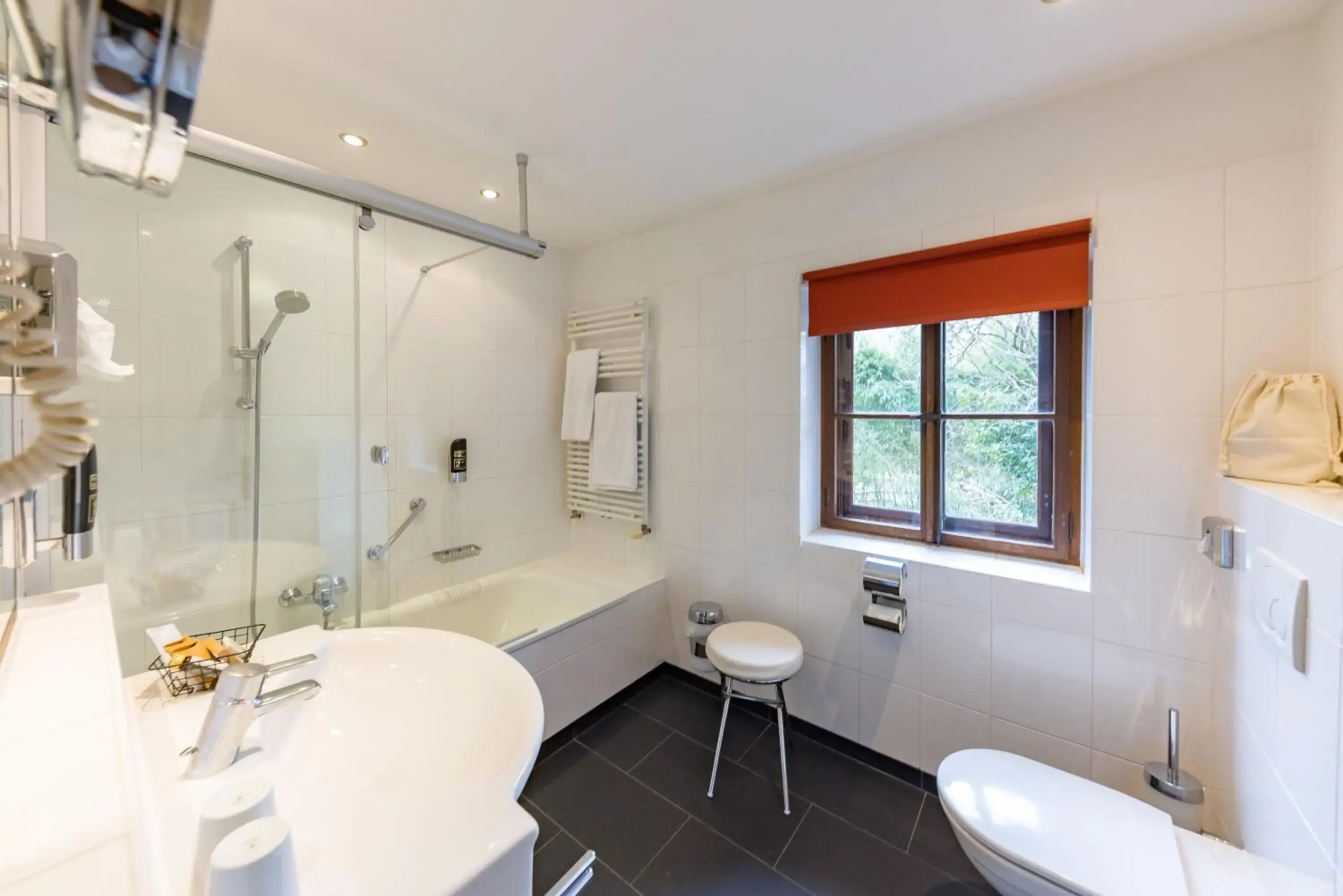 Superior Double Room in Der Schlosswirt zu Anif - Biedermeierhotel und Restaurant Superior Double Room in Der Schlosswirt zu Anif - Biedermeierhotel und Restaurant