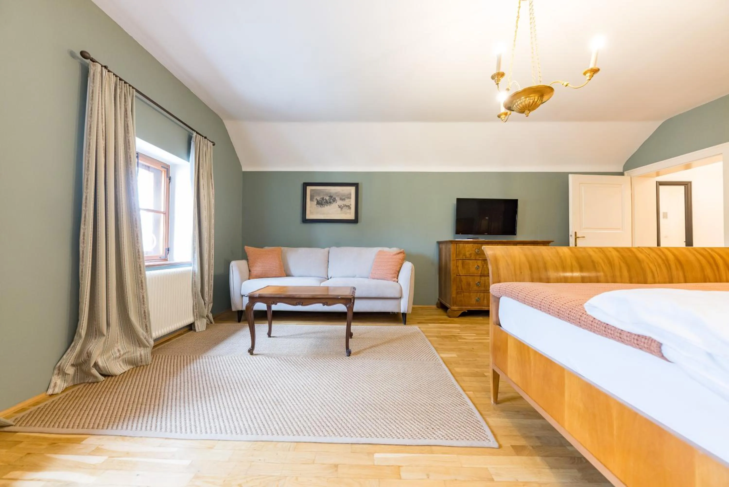 Bed in Der Schlosswirt zu Anif - Biedermeierhotel und Restaurant