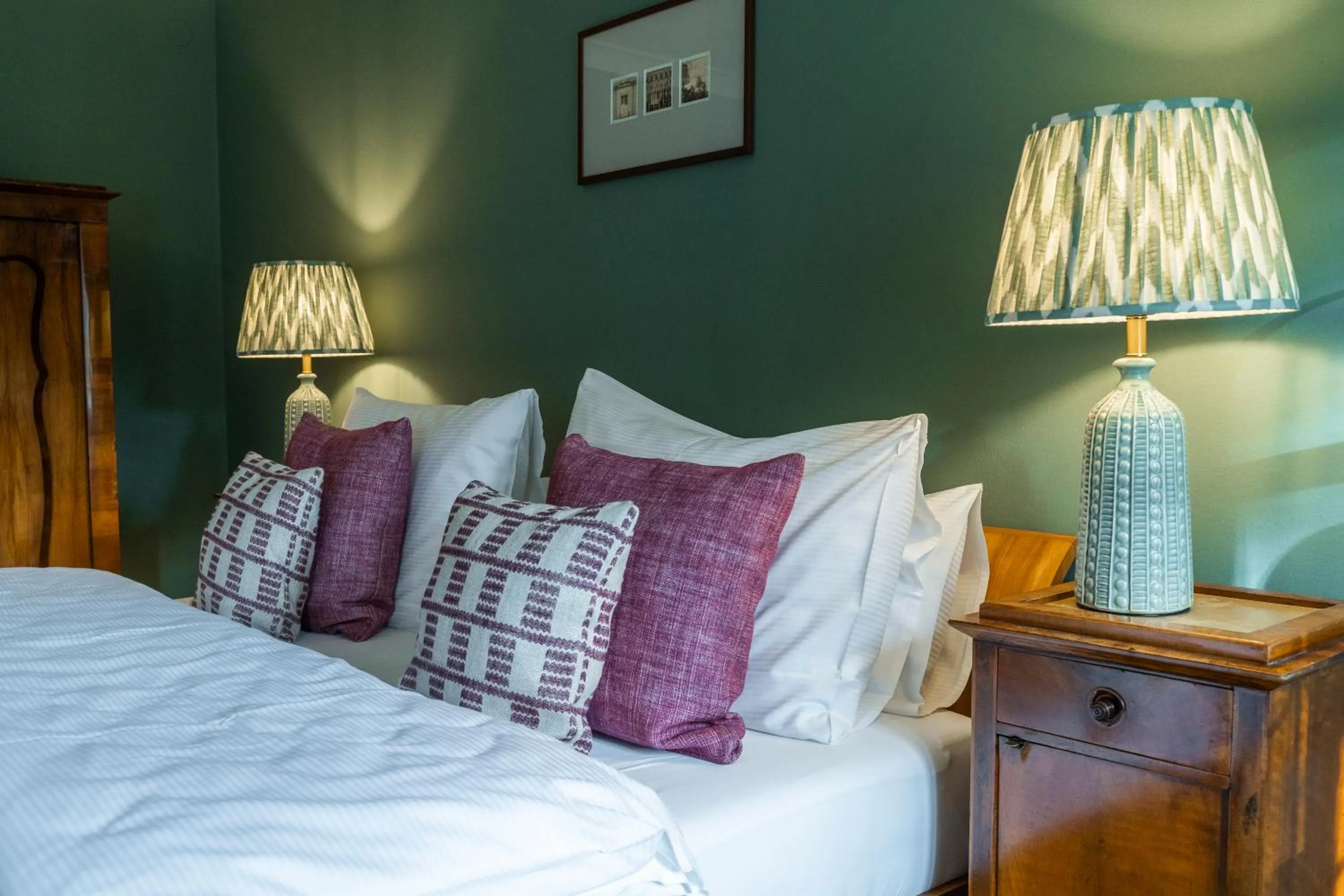 Bed in Der Schlosswirt zu Anif - Biedermeierhotel und Restaurant