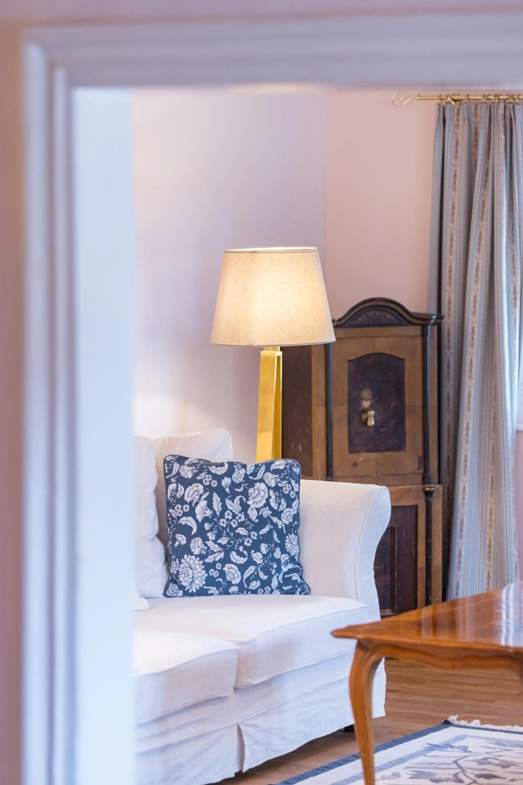 Living room, Bed in Der Schlosswirt zu Anif - Biedermeierhotel und Restaurant