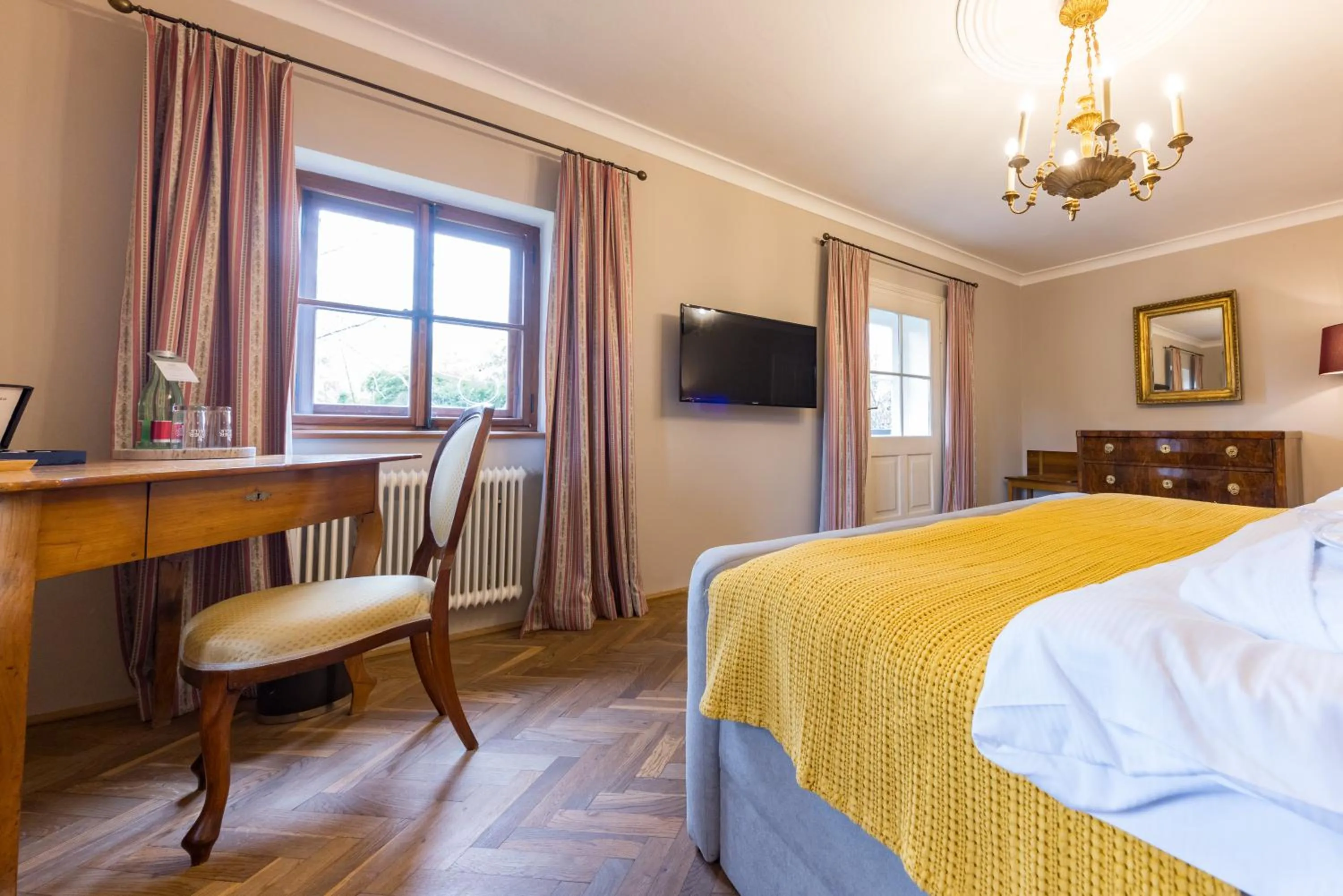 Bed in Der Schlosswirt zu Anif - Biedermeierhotel und Restaurant