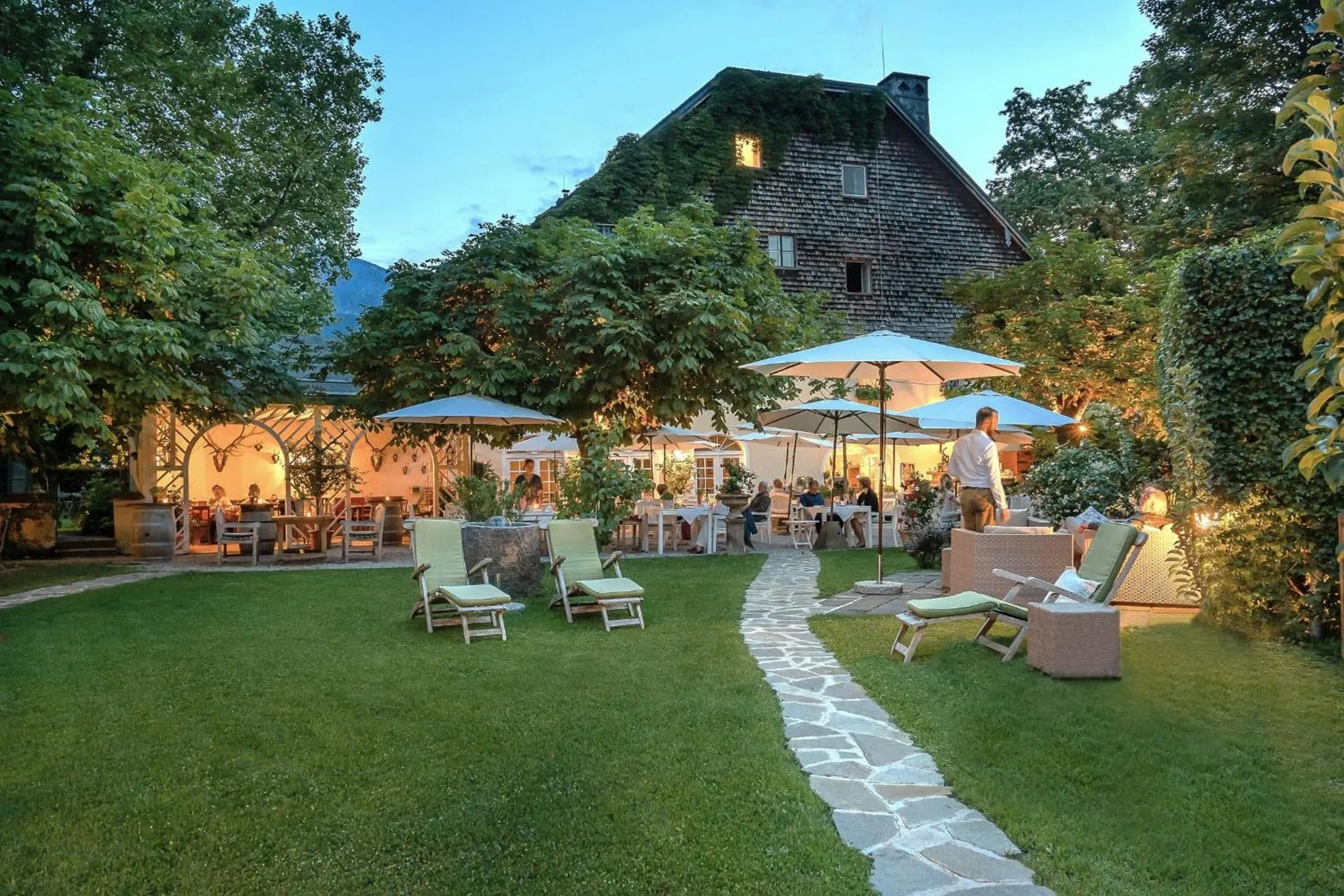 Property building in Der Schlosswirt zu Anif - Biedermeierhotel und Restaurant