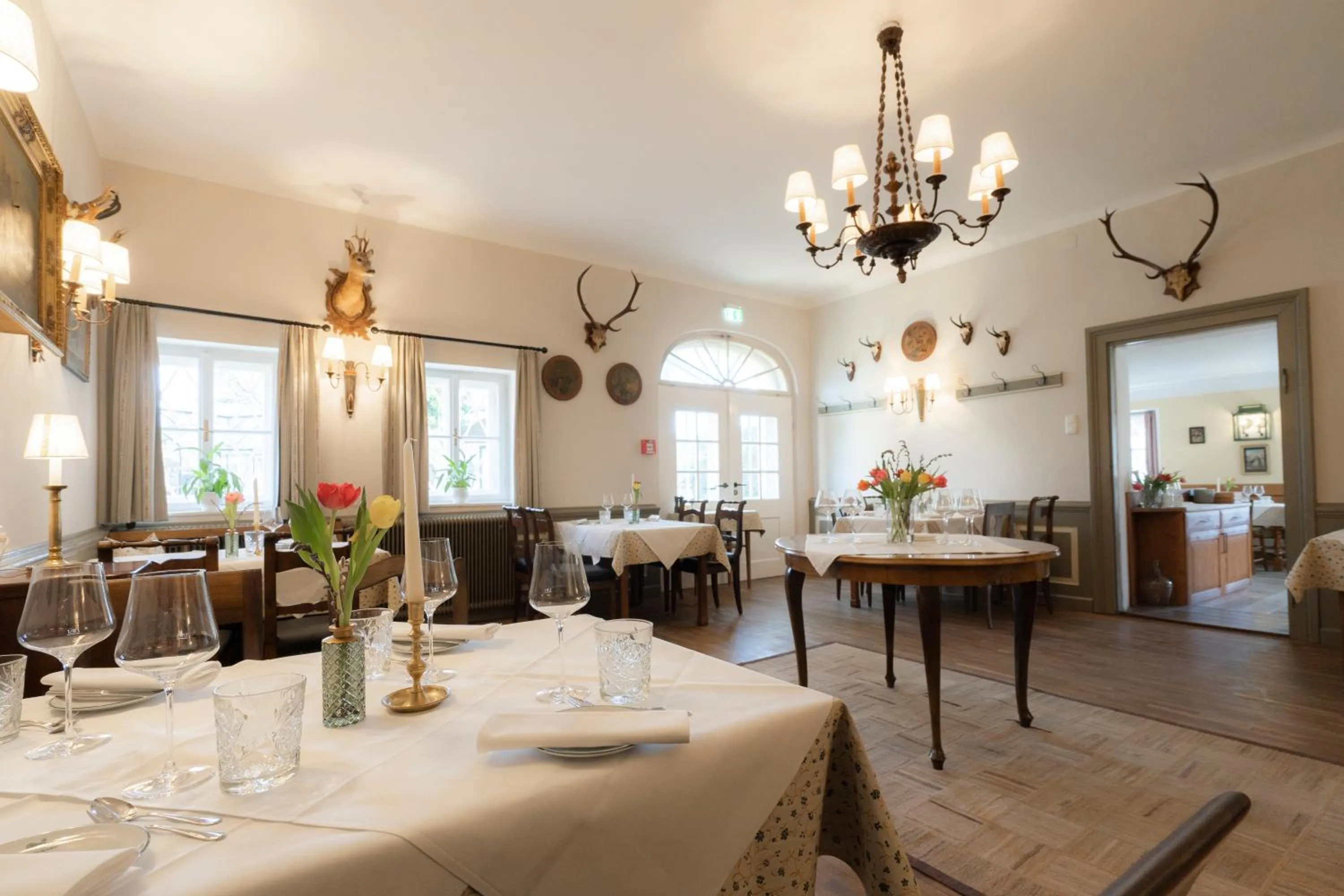 Restaurant/places to eat in Der Schlosswirt zu Anif - Biedermeierhotel und Restaurant