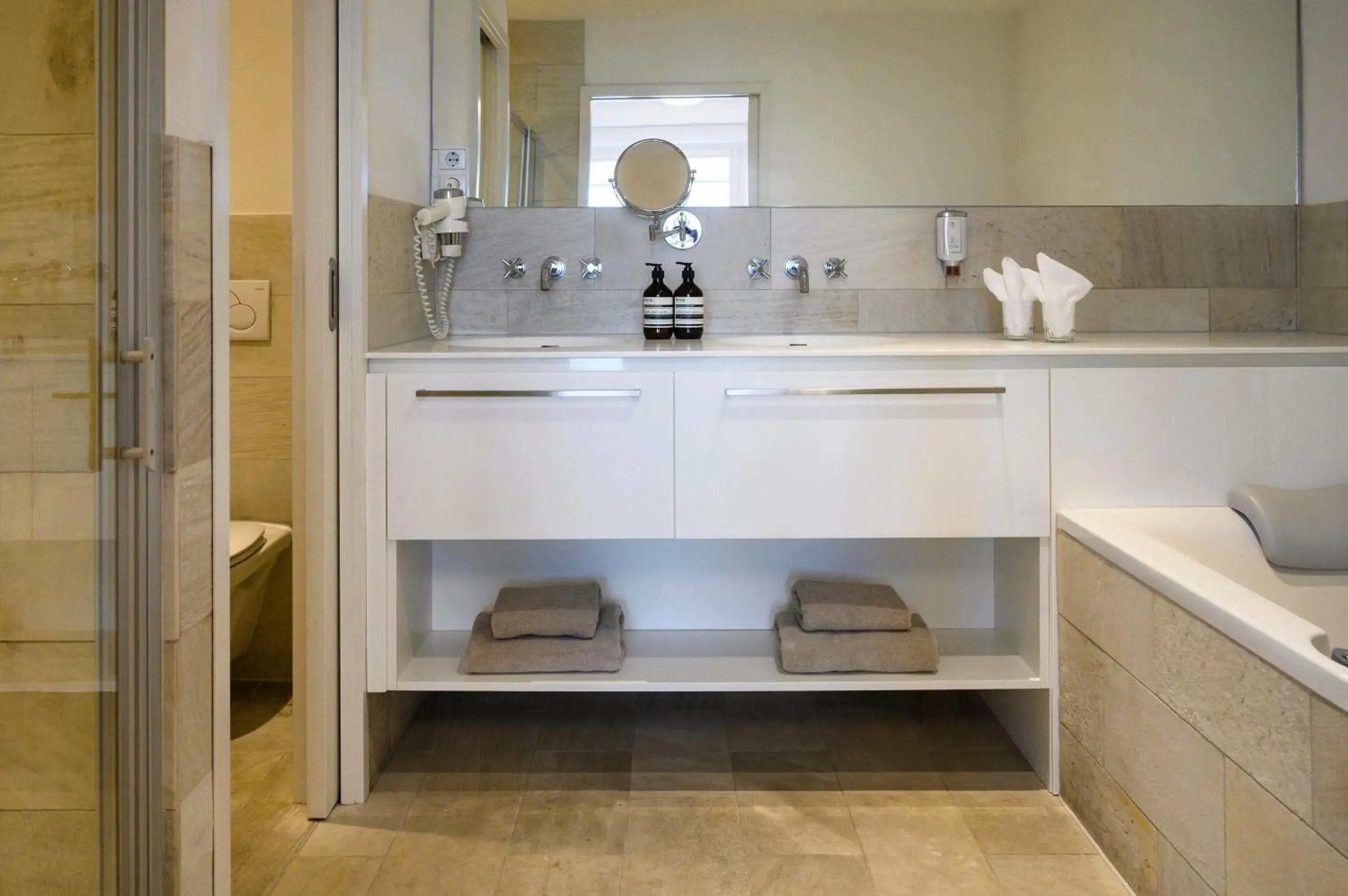 Deluxe Suite in Das Traunsee - Das Hotel zum See 4 Stern Superior Deluxe Suite in Das Traunsee - Das Hotel zum See 4 Stern Superior