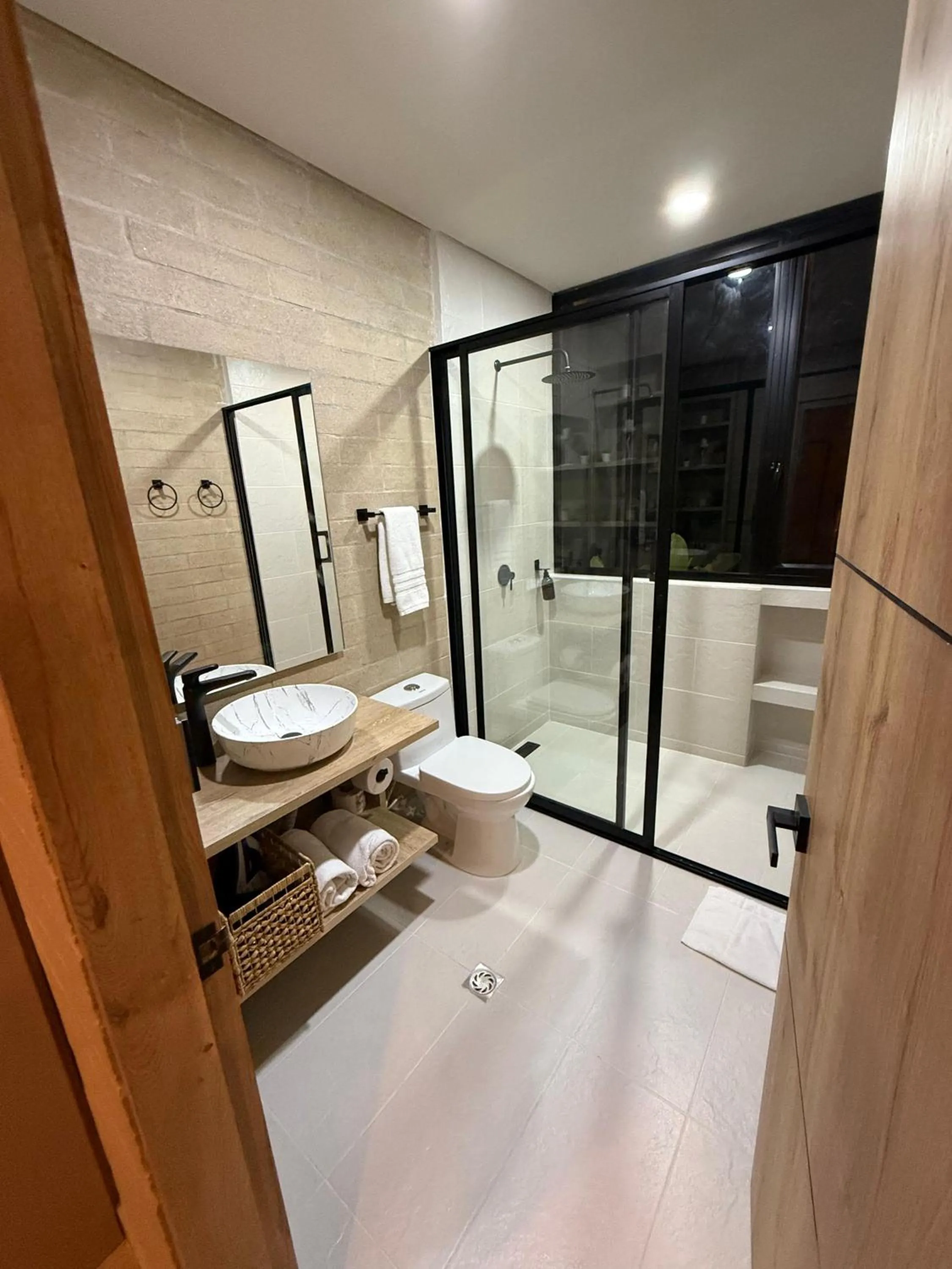 Shower in Manila Hotel Boutique