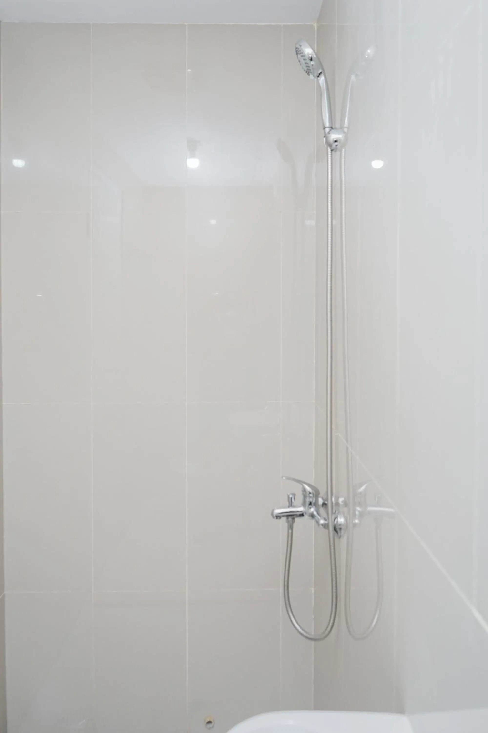 Bathroom in Fully Furnished Studio with Comfort Design Majestic Point Serpong Apartment By Travelio