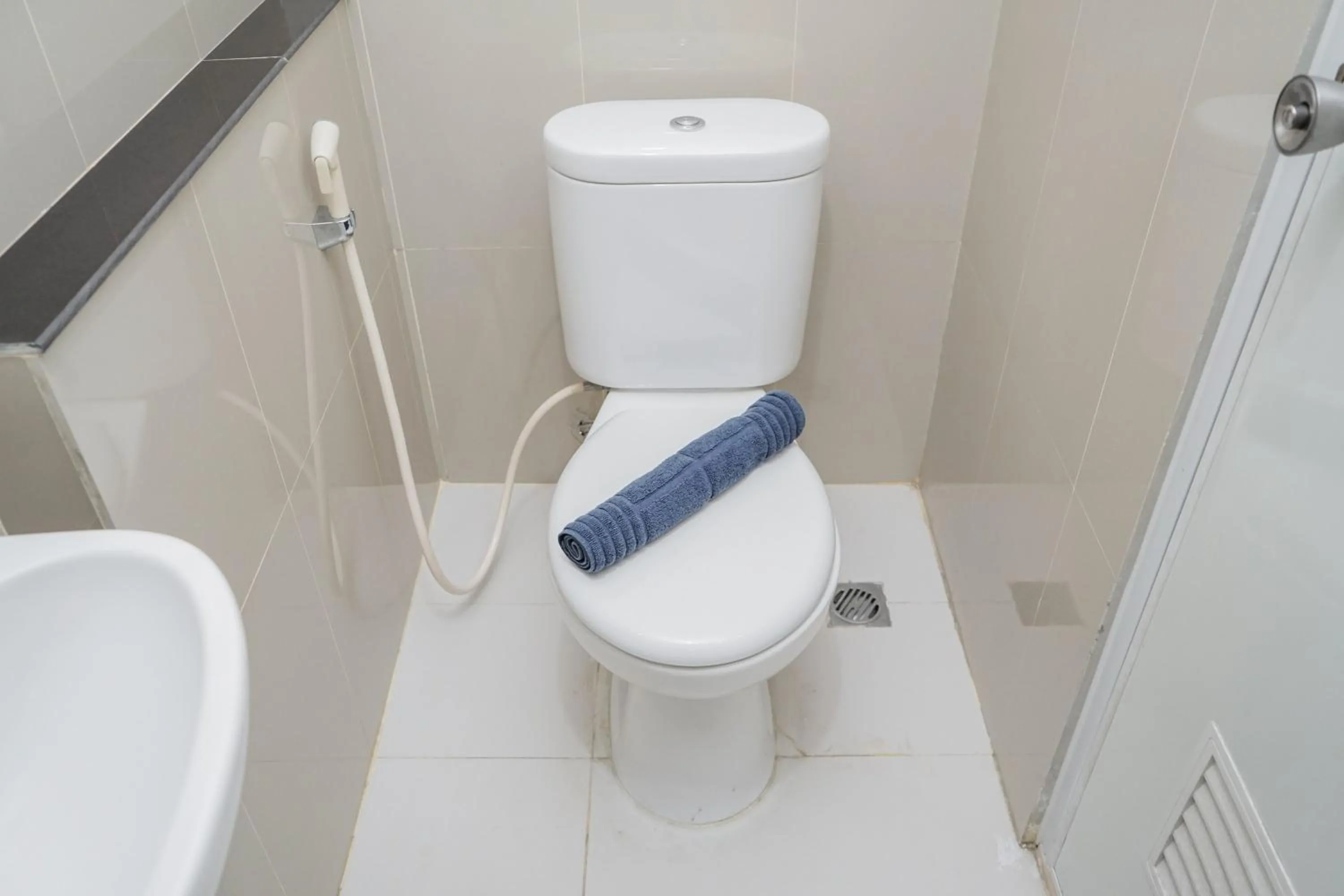 Bathroom in Fully Furnished Studio with Comfort Design Majestic Point Serpong Apartment By Travelio