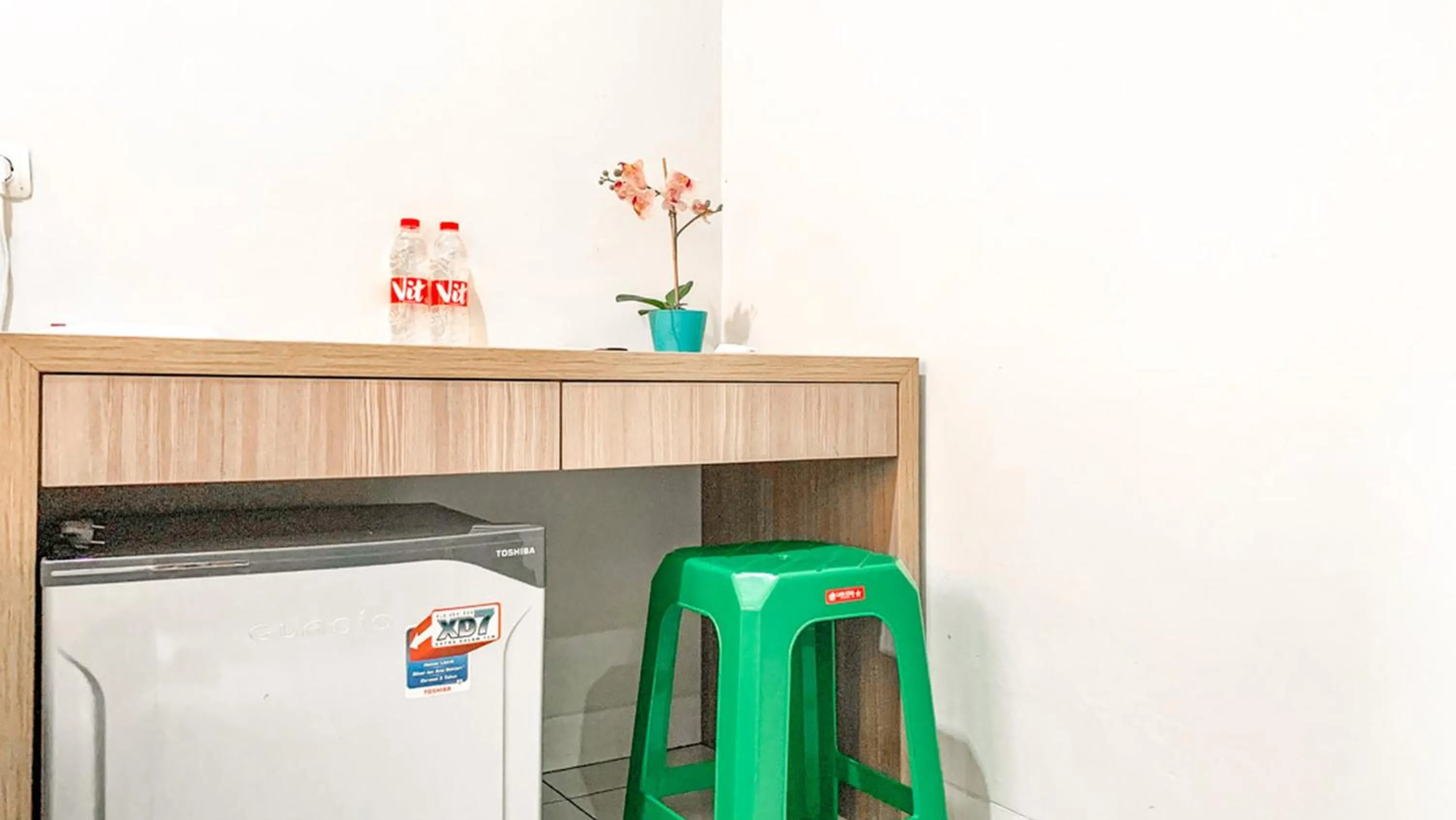 Coffee/tea facilities, Kitchen/Kitchenette in Griya Rasuna Jakarta Mitra RedDoorz