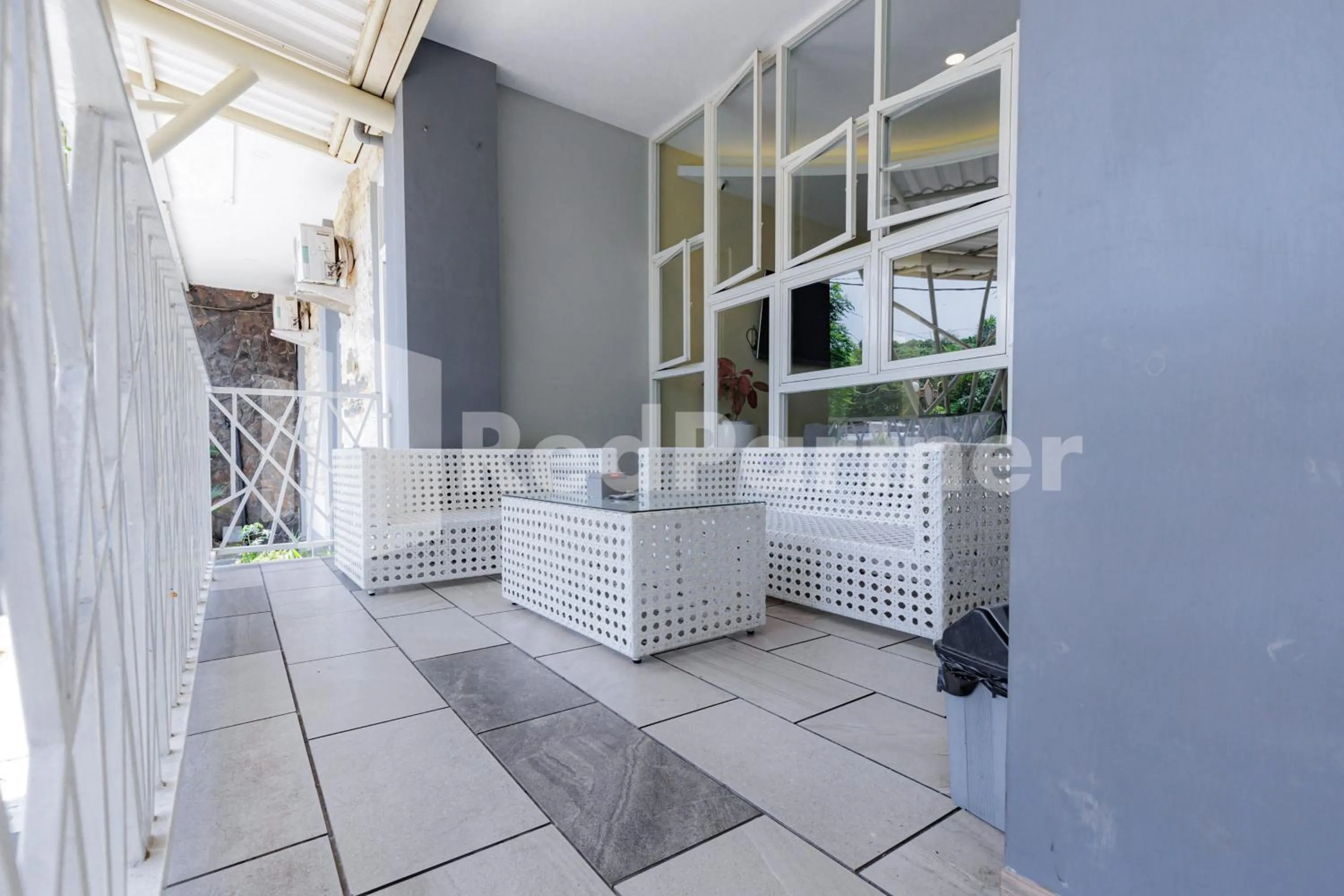 Seating area in De Malang Sweet Homestay Syariah Mitra RedDoorz