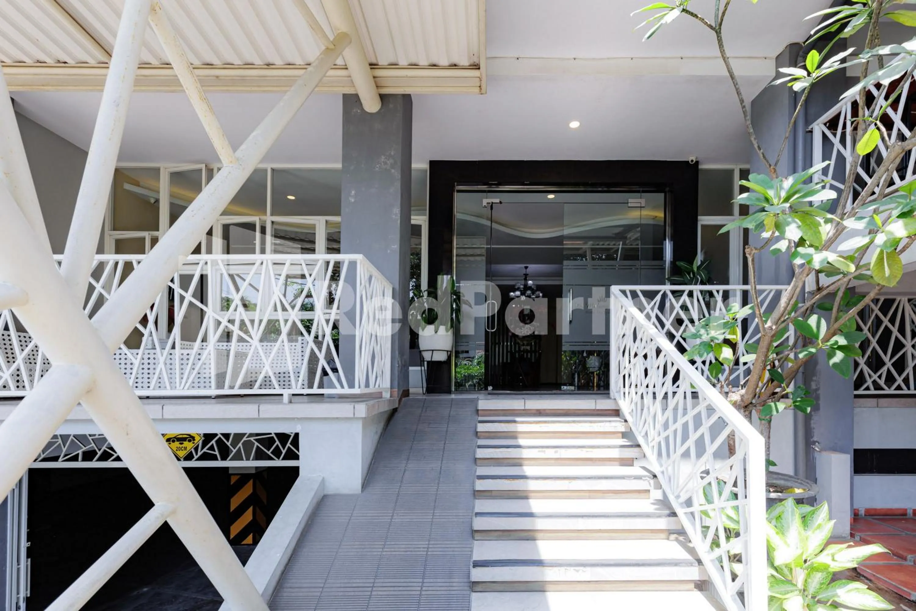 Facade/entrance in De Malang Sweet Homestay Syariah Mitra RedDoorz