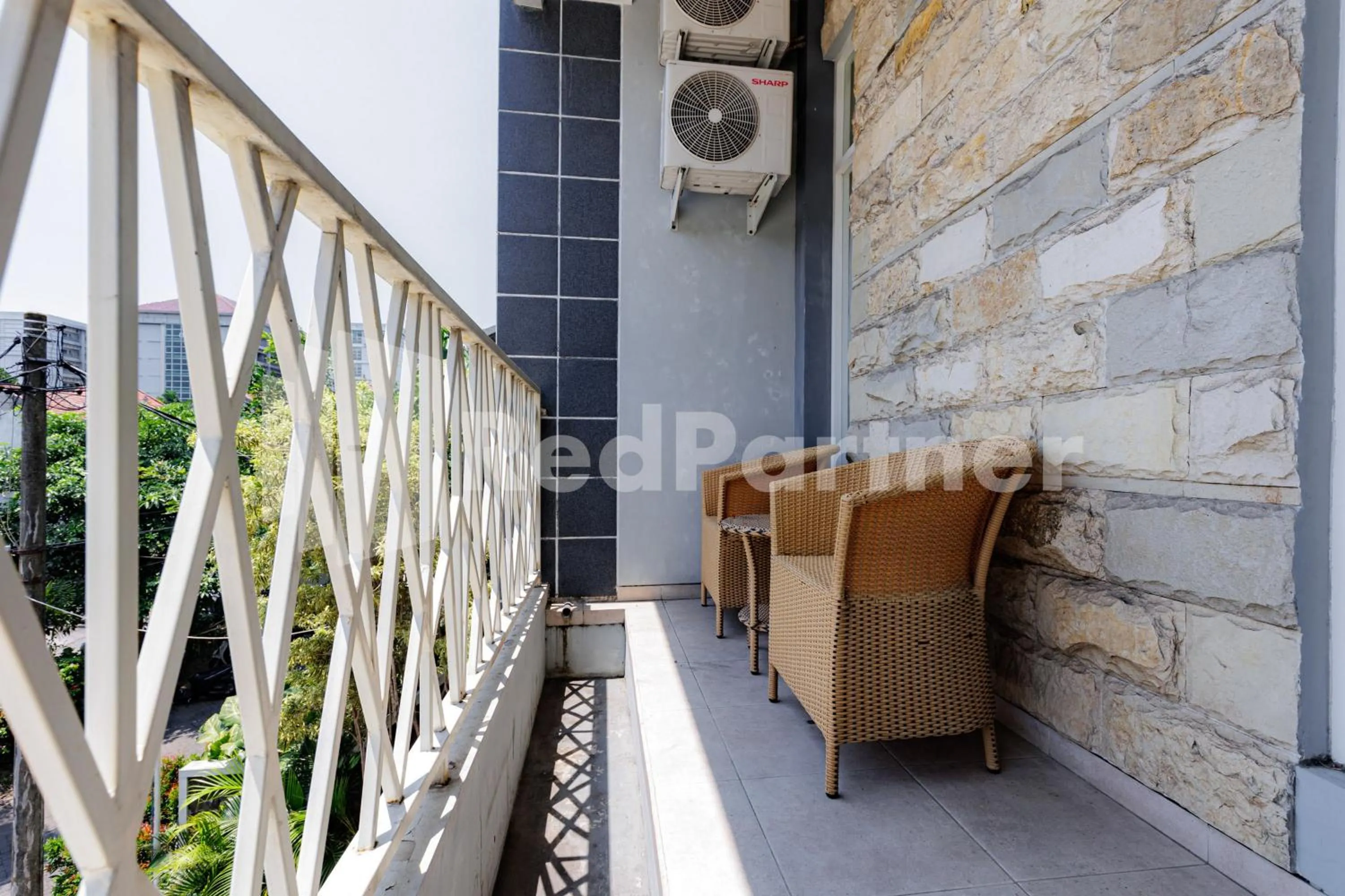 Seating area in De Malang Sweet Homestay Syariah Mitra RedDoorz