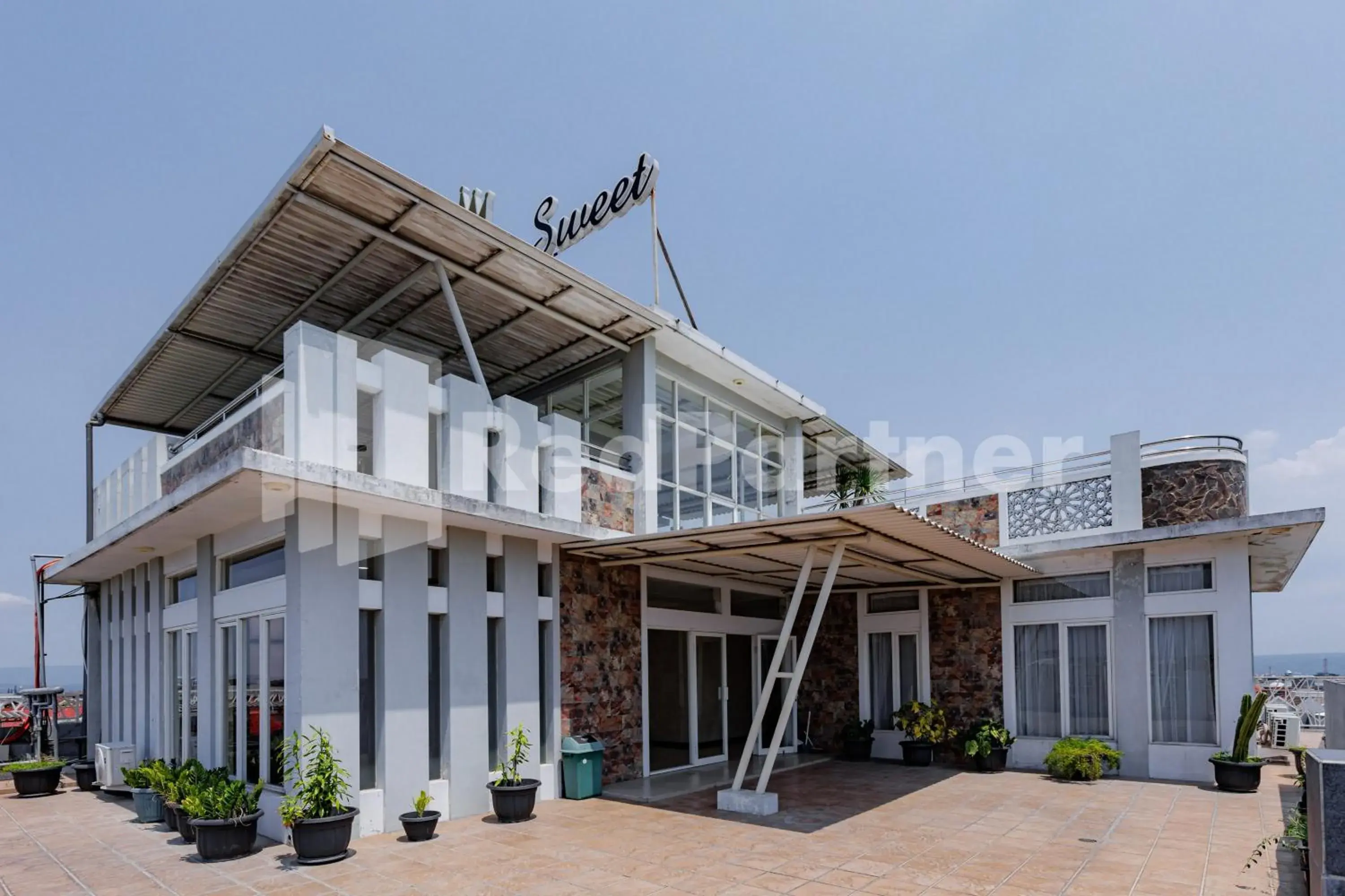 Facade/entrance in De Malang Sweet Homestay Syariah Mitra RedDoorz Facade/entrance in De Malang Sweet Homestay Syariah Mitra RedDoorz