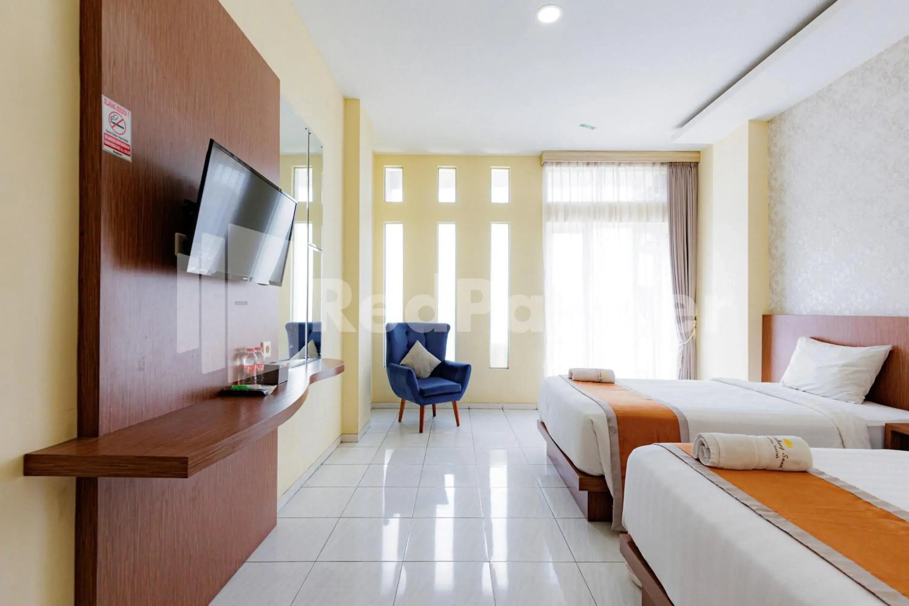 Bedroom in De Malang Sweet Homestay Syariah Mitra RedDoorz Bedroom in De Malang Sweet Homestay Syariah Mitra RedDoorz