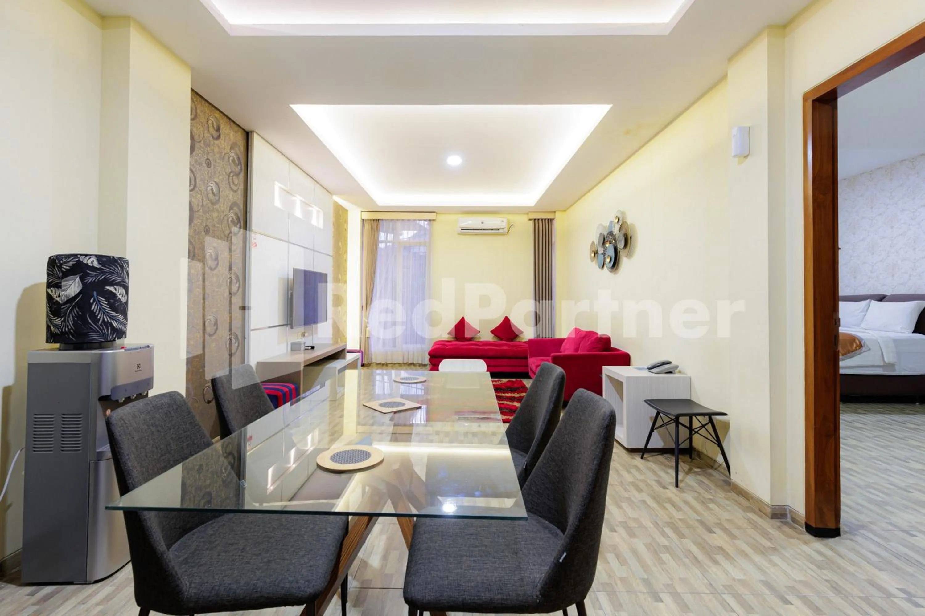 Seating area in De Malang Sweet Homestay Syariah Mitra RedDoorz