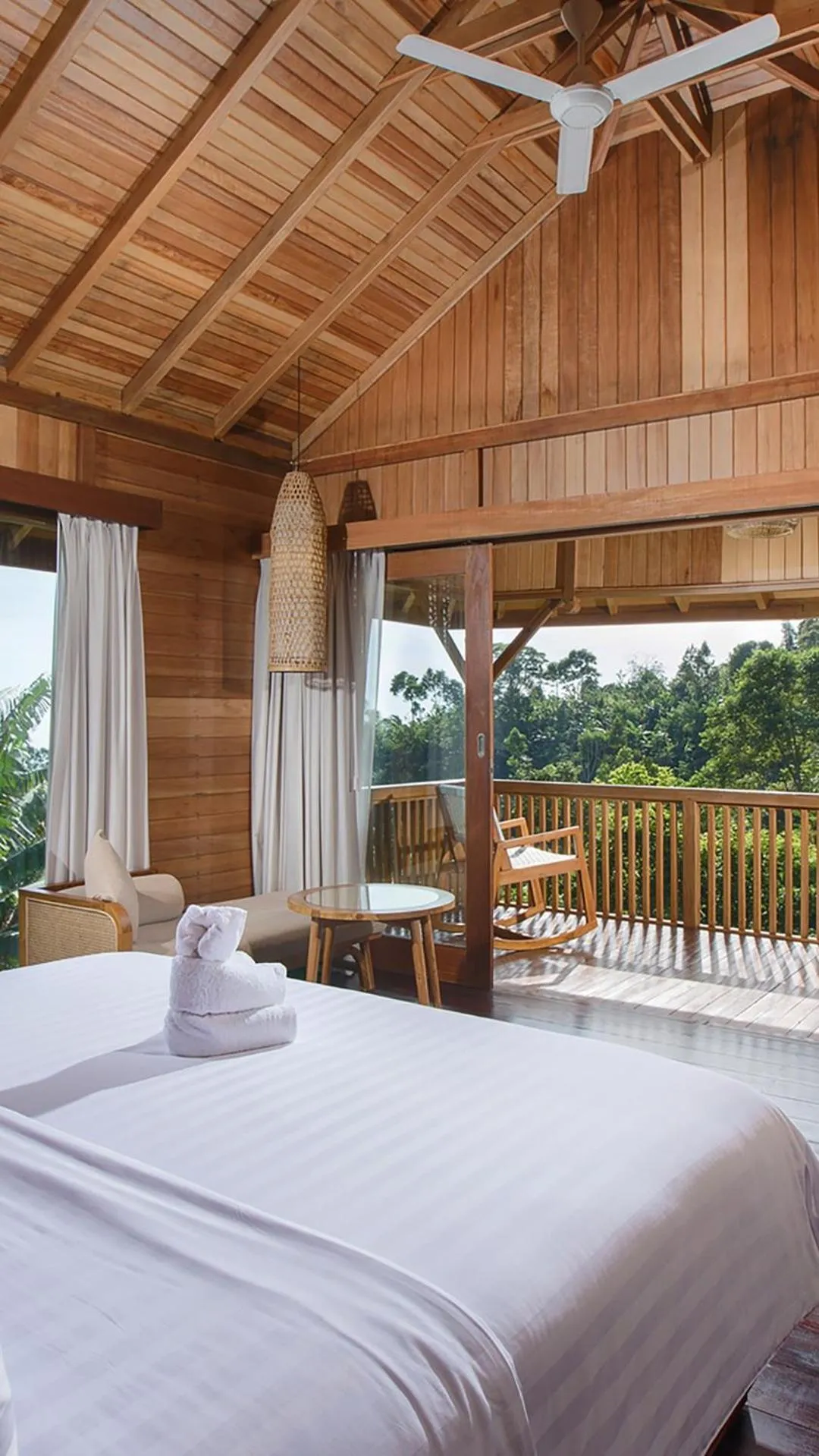 Bed in Giriwood Hotel & Villa