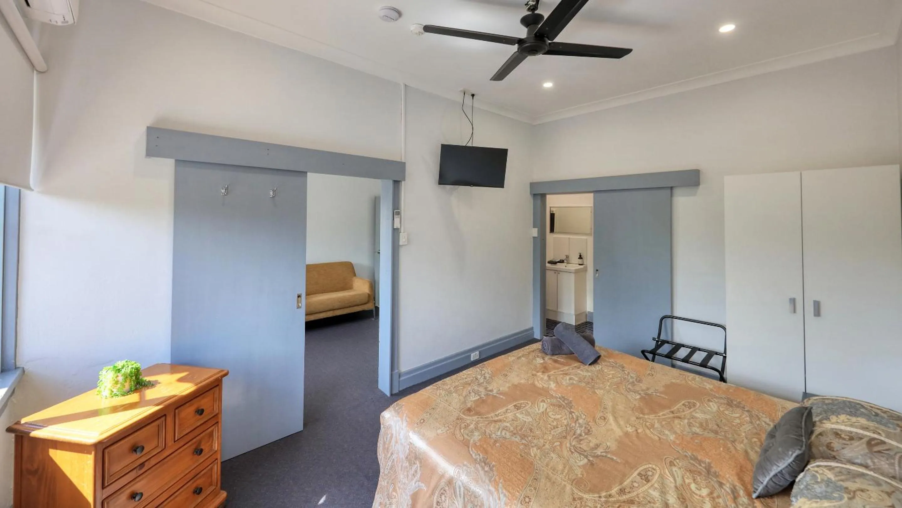 Bed in Broadway Hotel