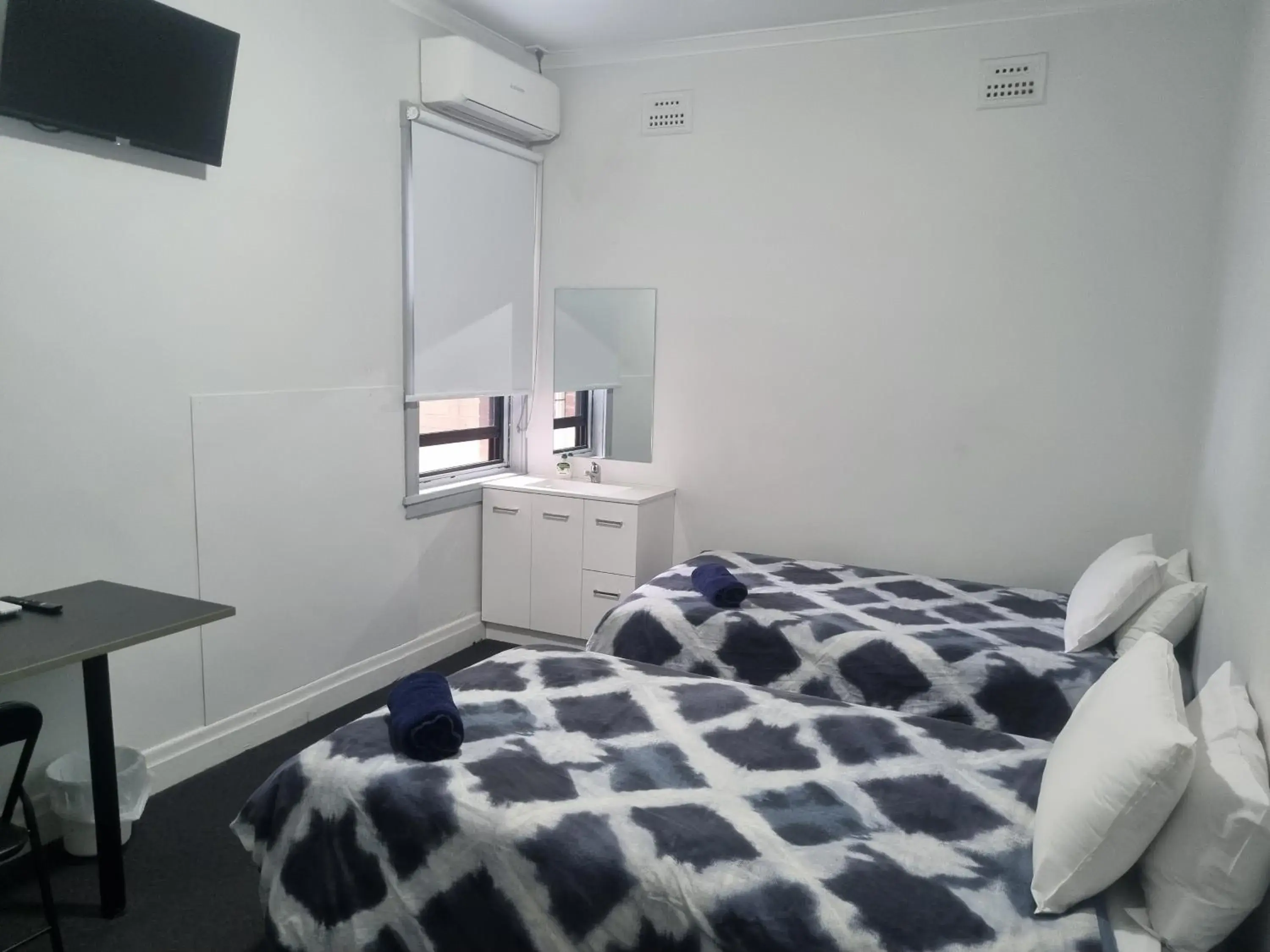 Twin Room with Shared Bathroom - single occupancy in Broadway Hotel Twin Room with Shared Bathroom - single occupancy in Broadway Hotel