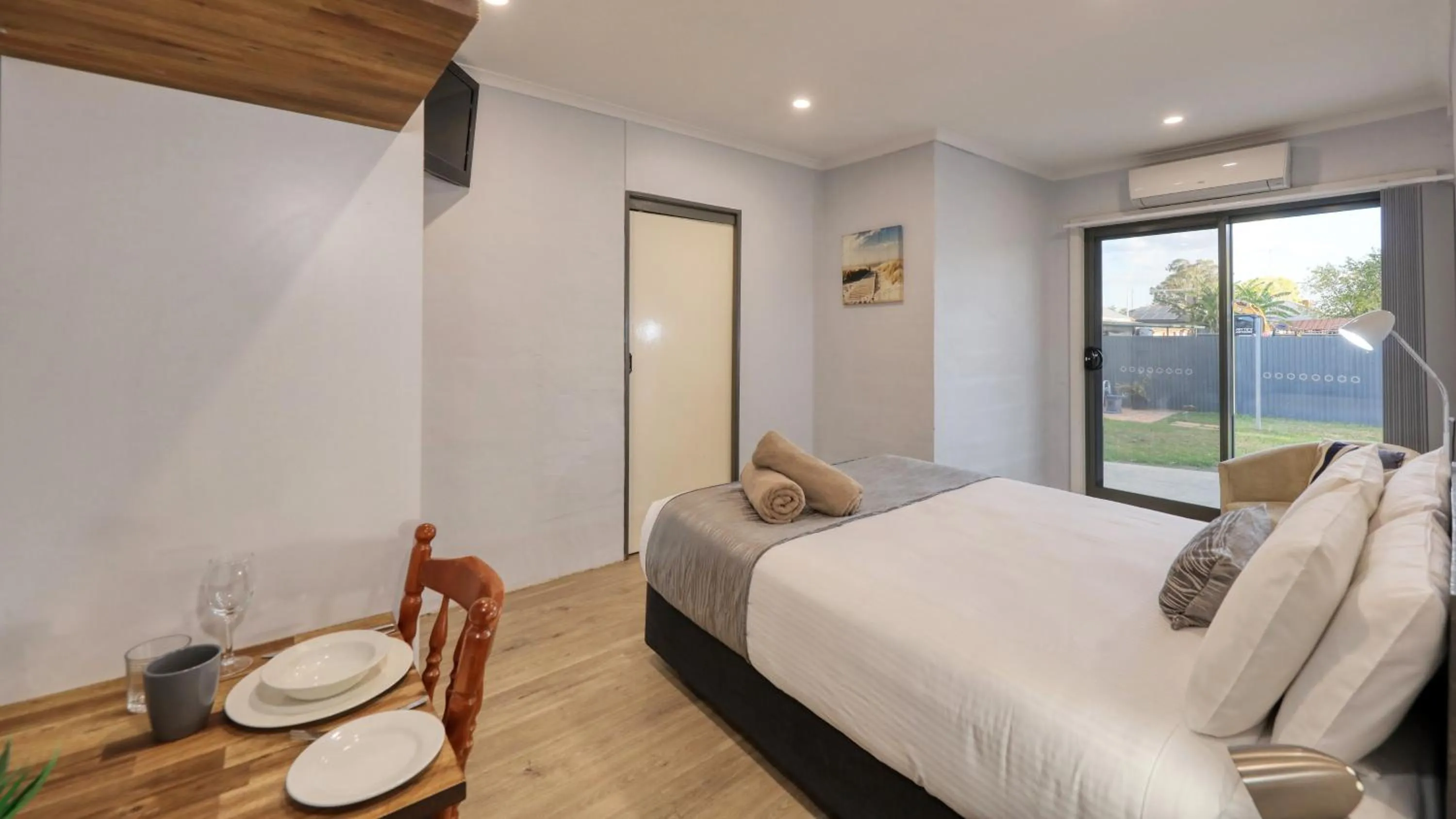 Bed in Parkes Federation Motel