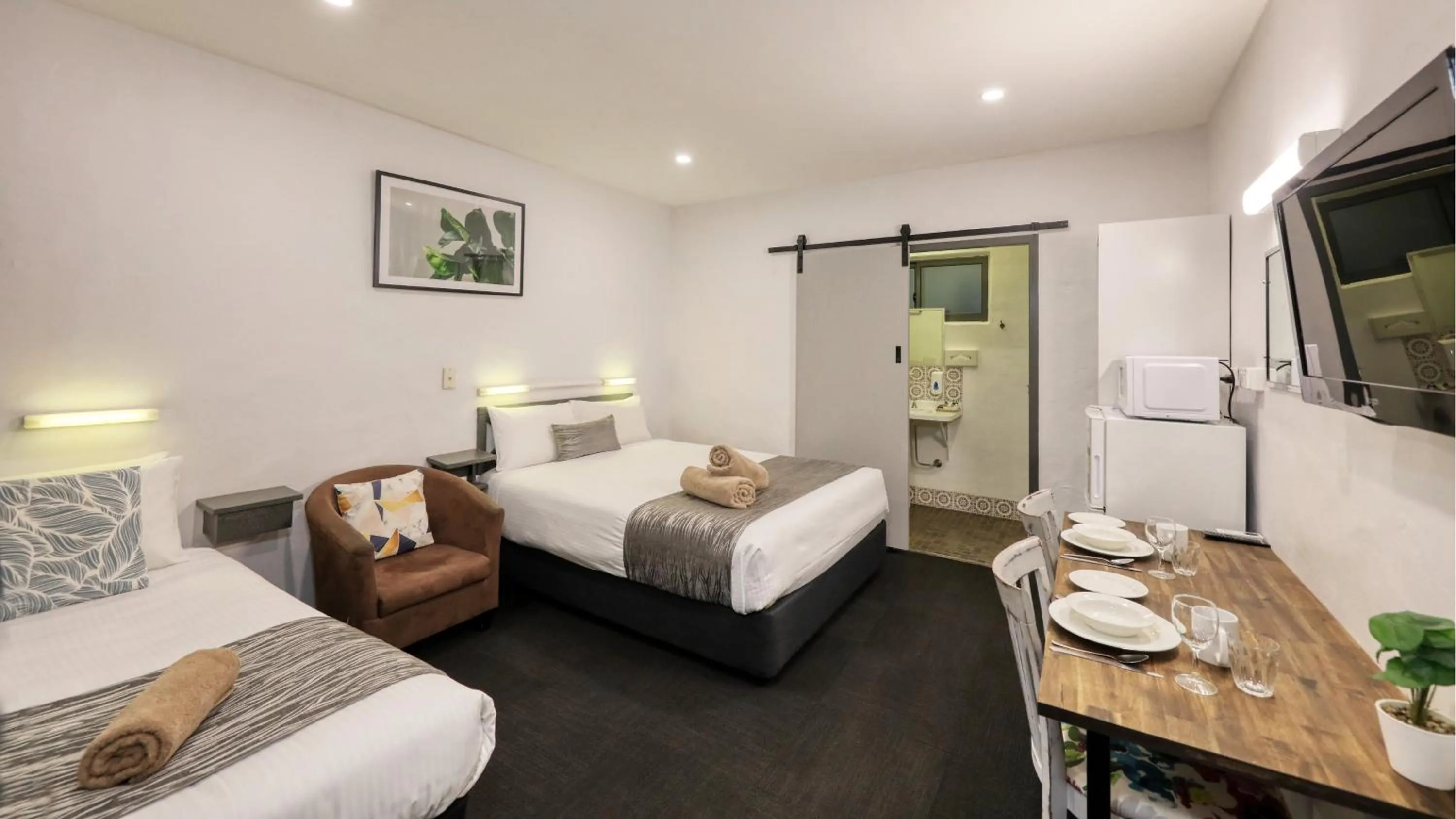 Bed in Parkes Federation Motel