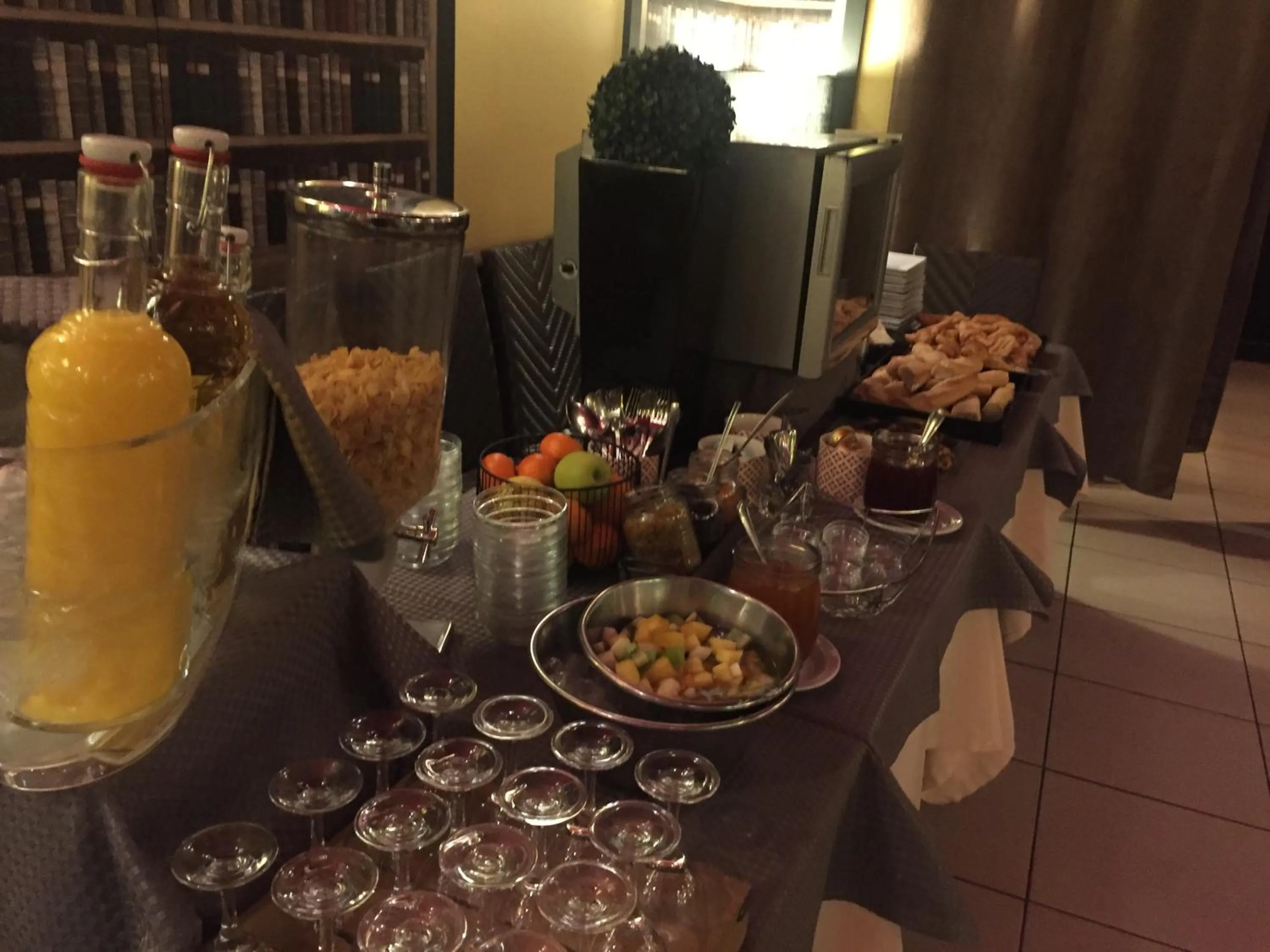 Buffet breakfast in Hotel de L'Oise