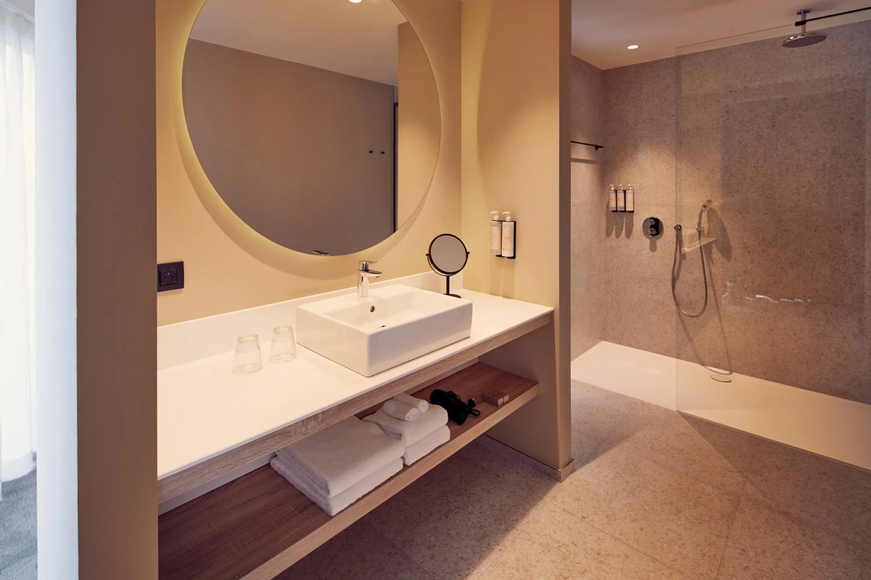 Shower in Van der Valk Hotel Gent