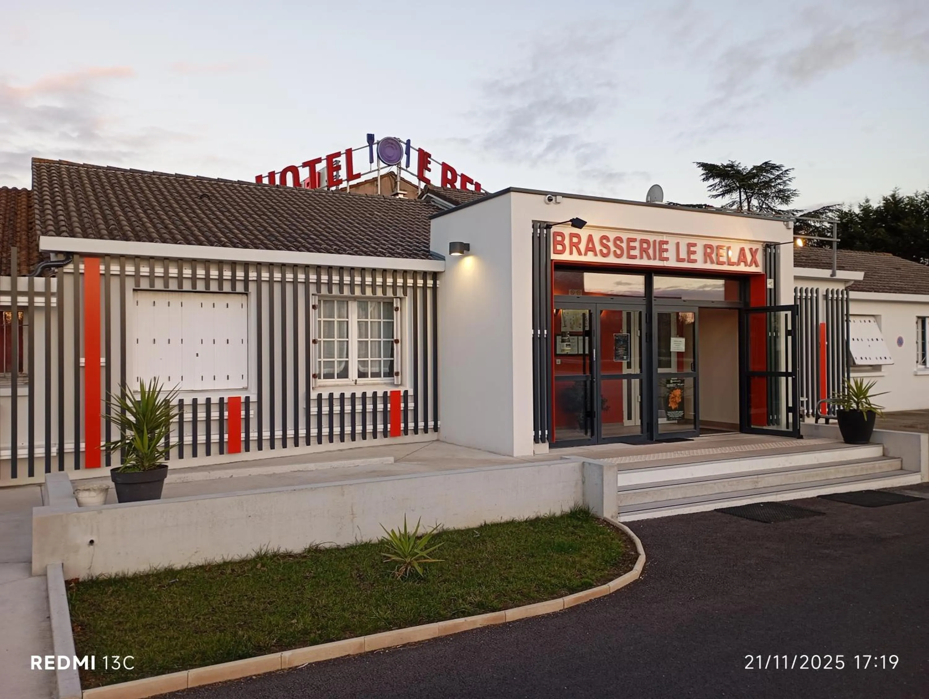 Restaurant/places to eat in HSA - Le Relax