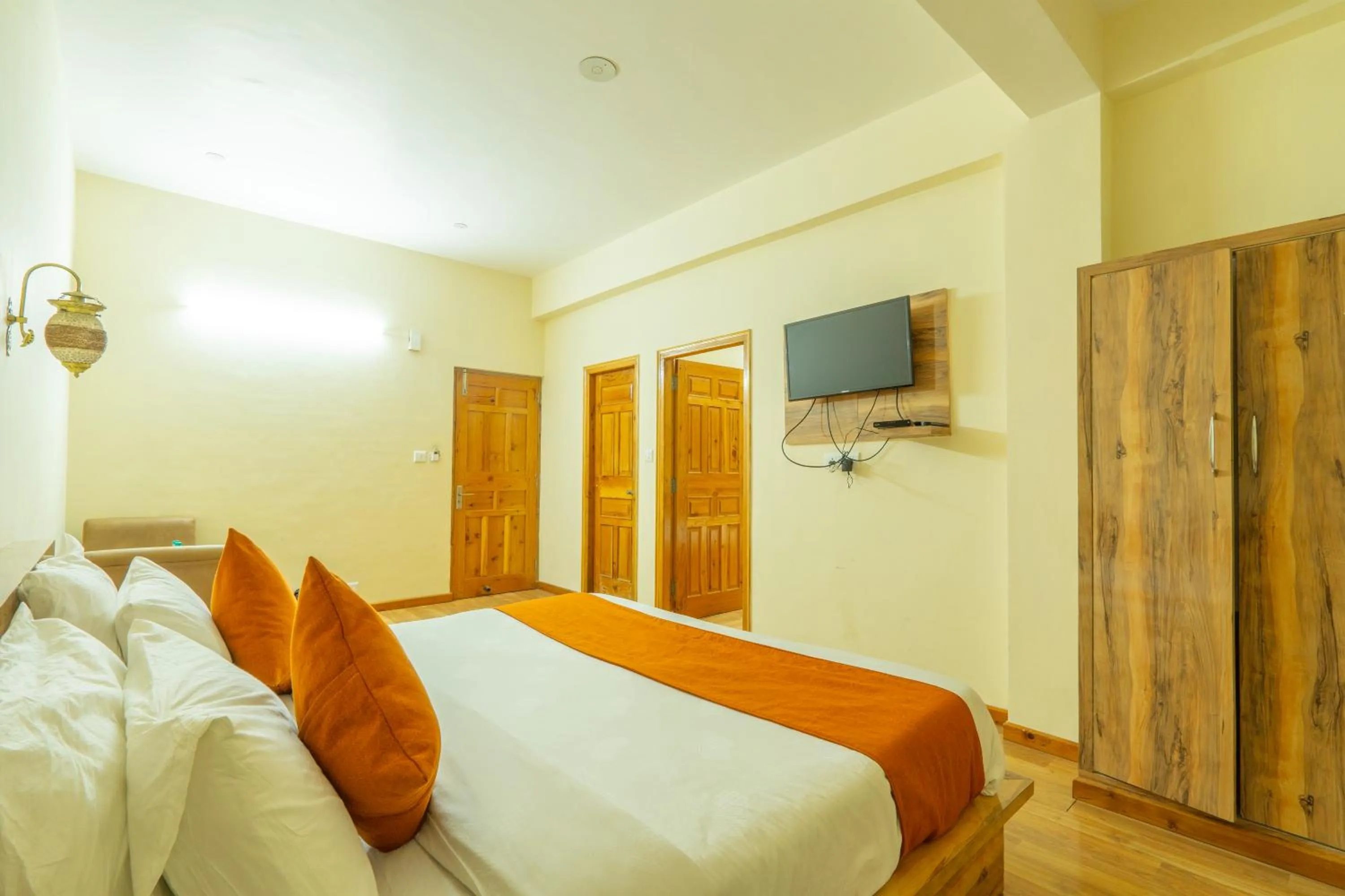TV and multimedia in Hotel Rising Star With Garden With Private Parking Near To Mall Road