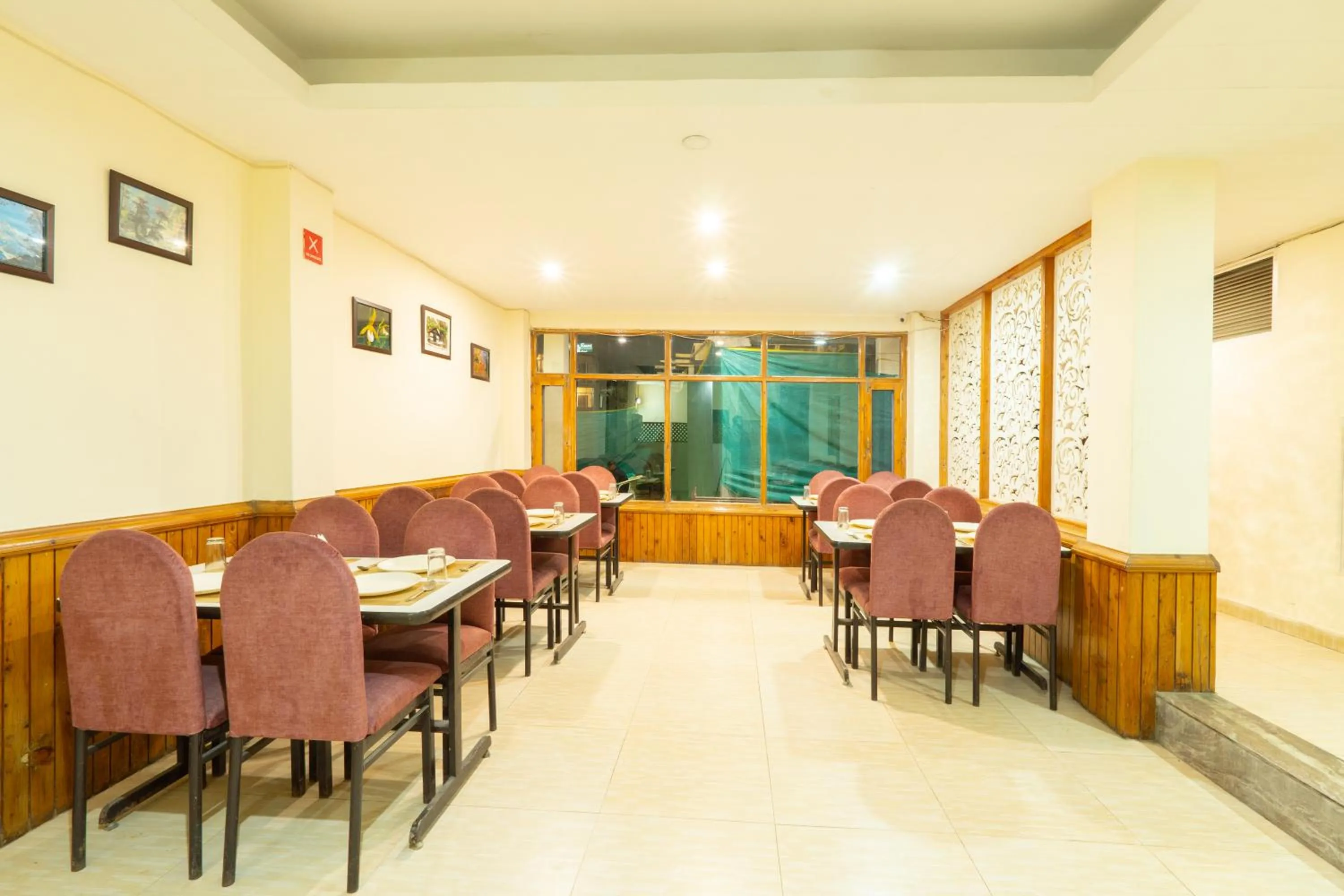 Restaurant/places to eat in Hotel Rising Star With Garden With Private Parking Near To Mall Road