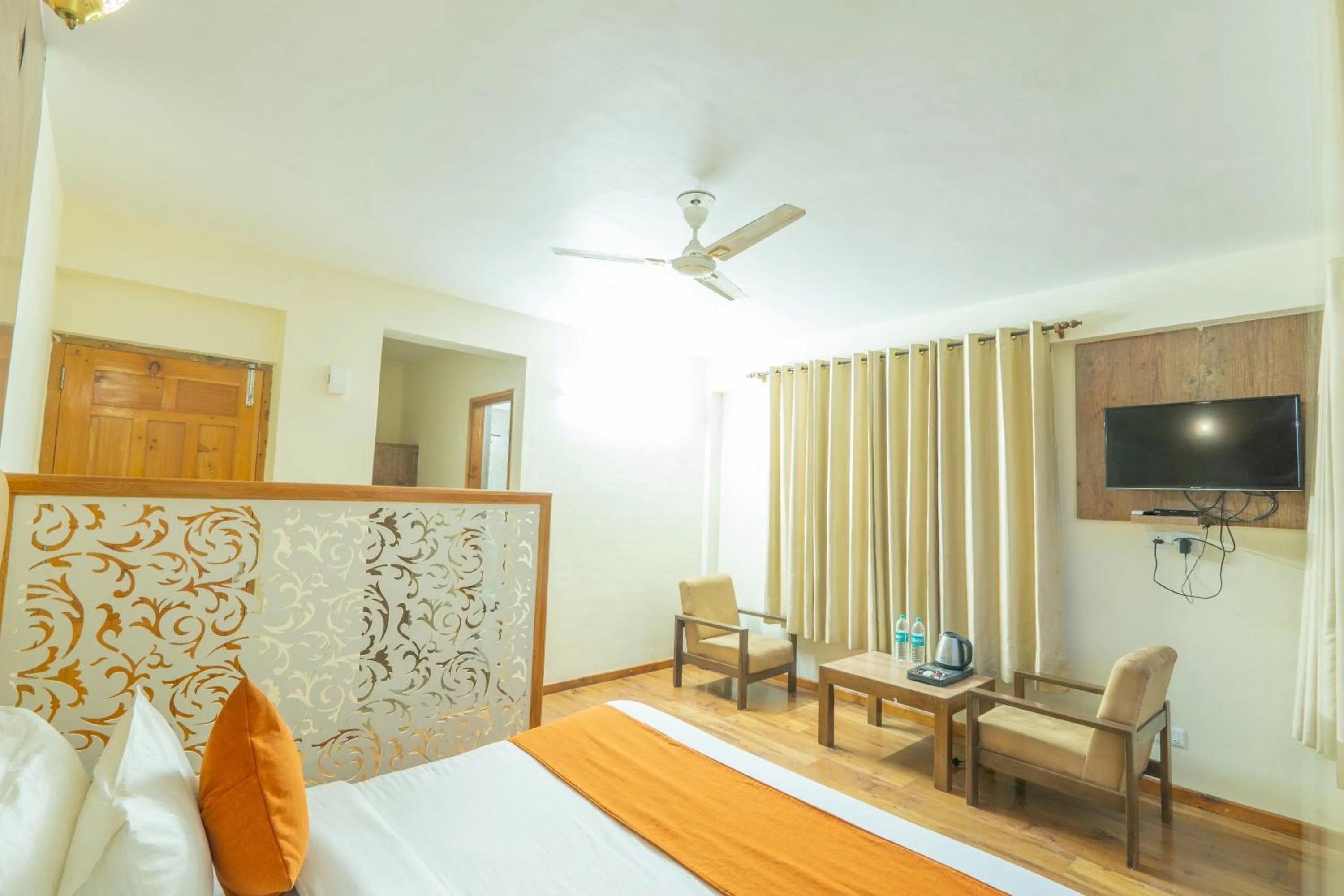 TV and multimedia in Hotel Rising Star With Garden With Private Parking Near To Mall Road