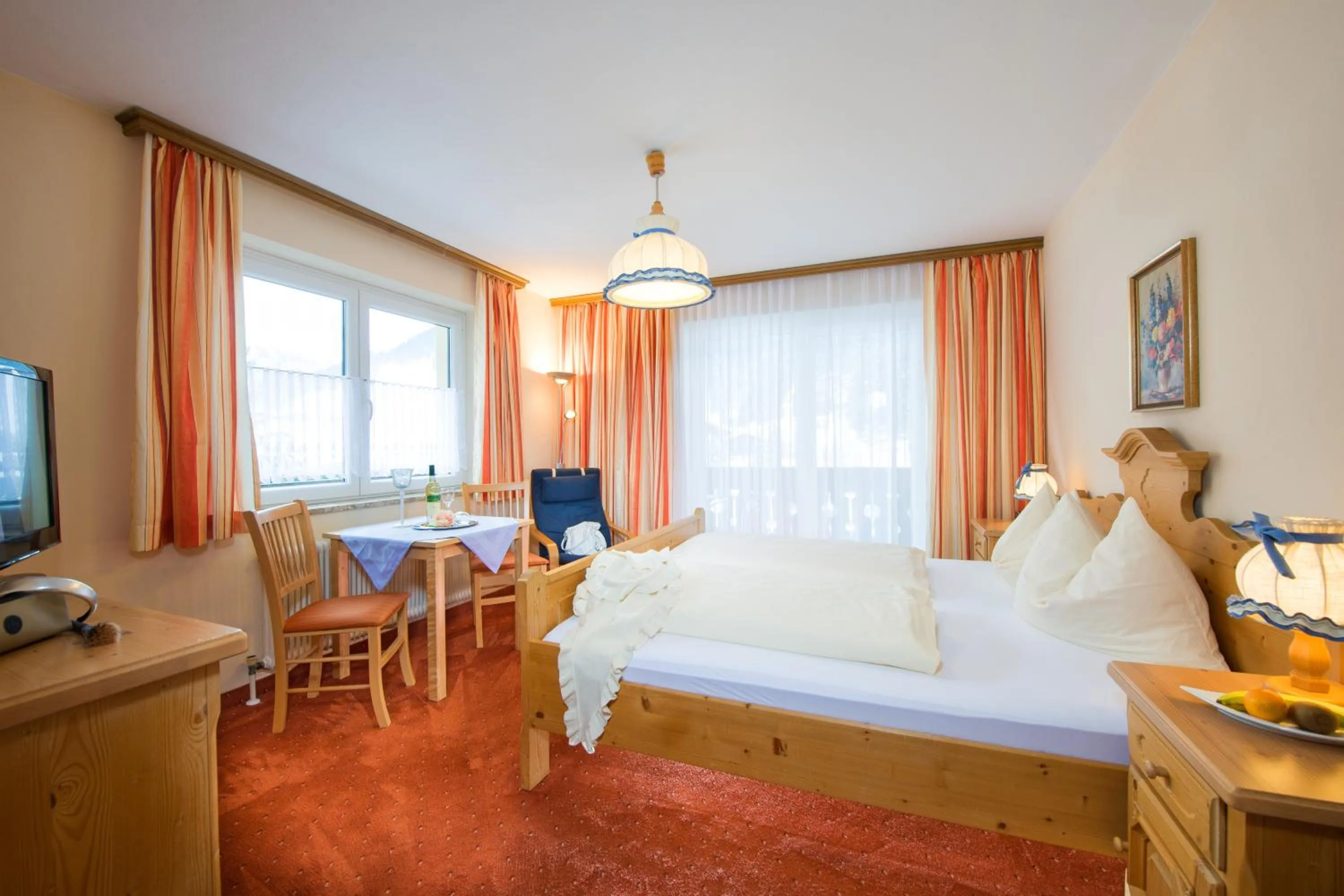 Photo of the whole room, Bed in Pension St.Leonhard