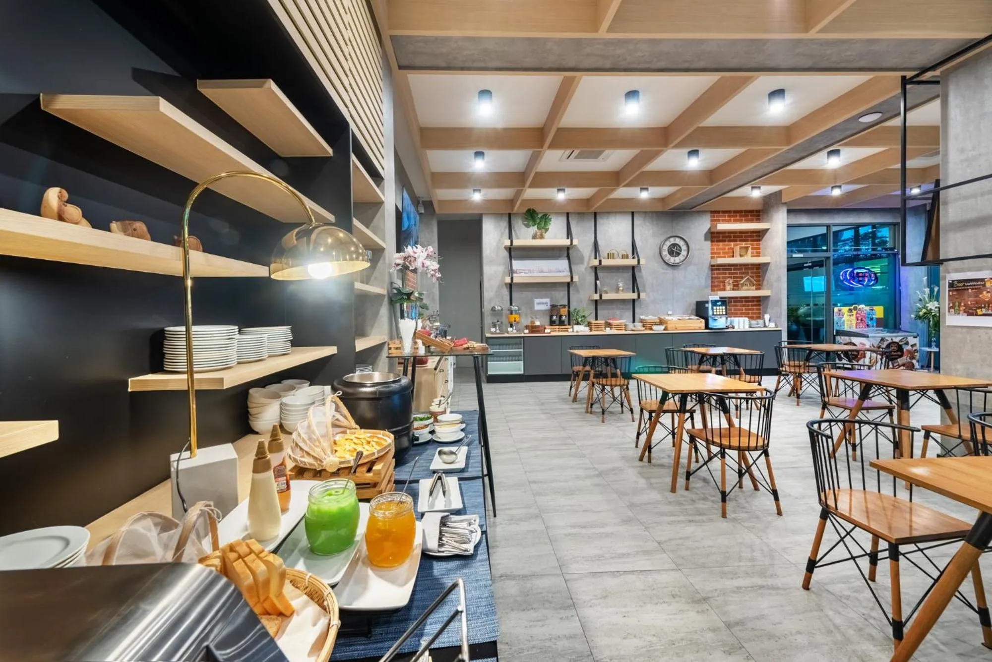 Restaurant/places to eat in PLAAI Plus Hotel Rayong