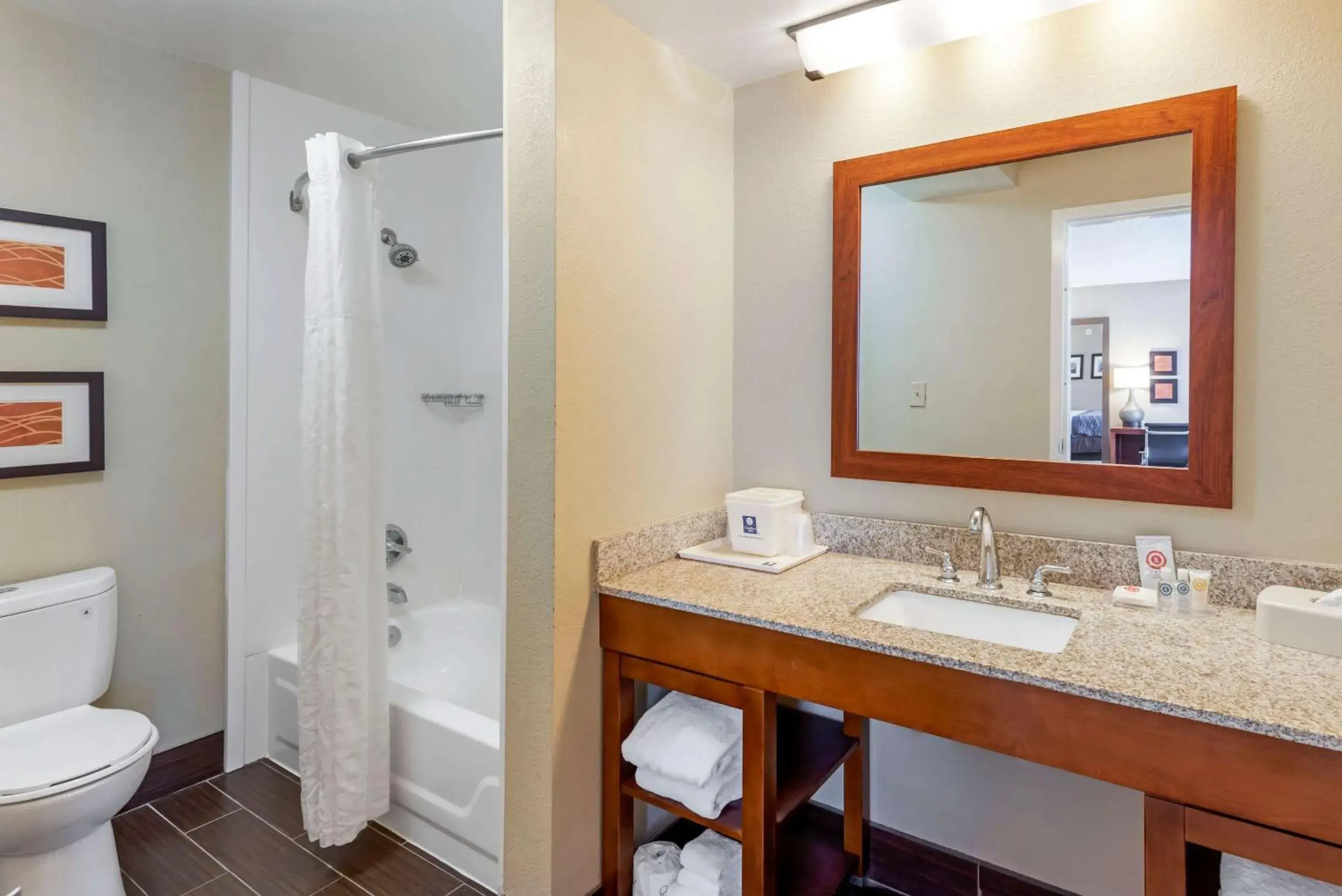 Bedroom in Comfort Inn Elizabeth City near University Bedroom in Comfort Inn Elizabeth City near University