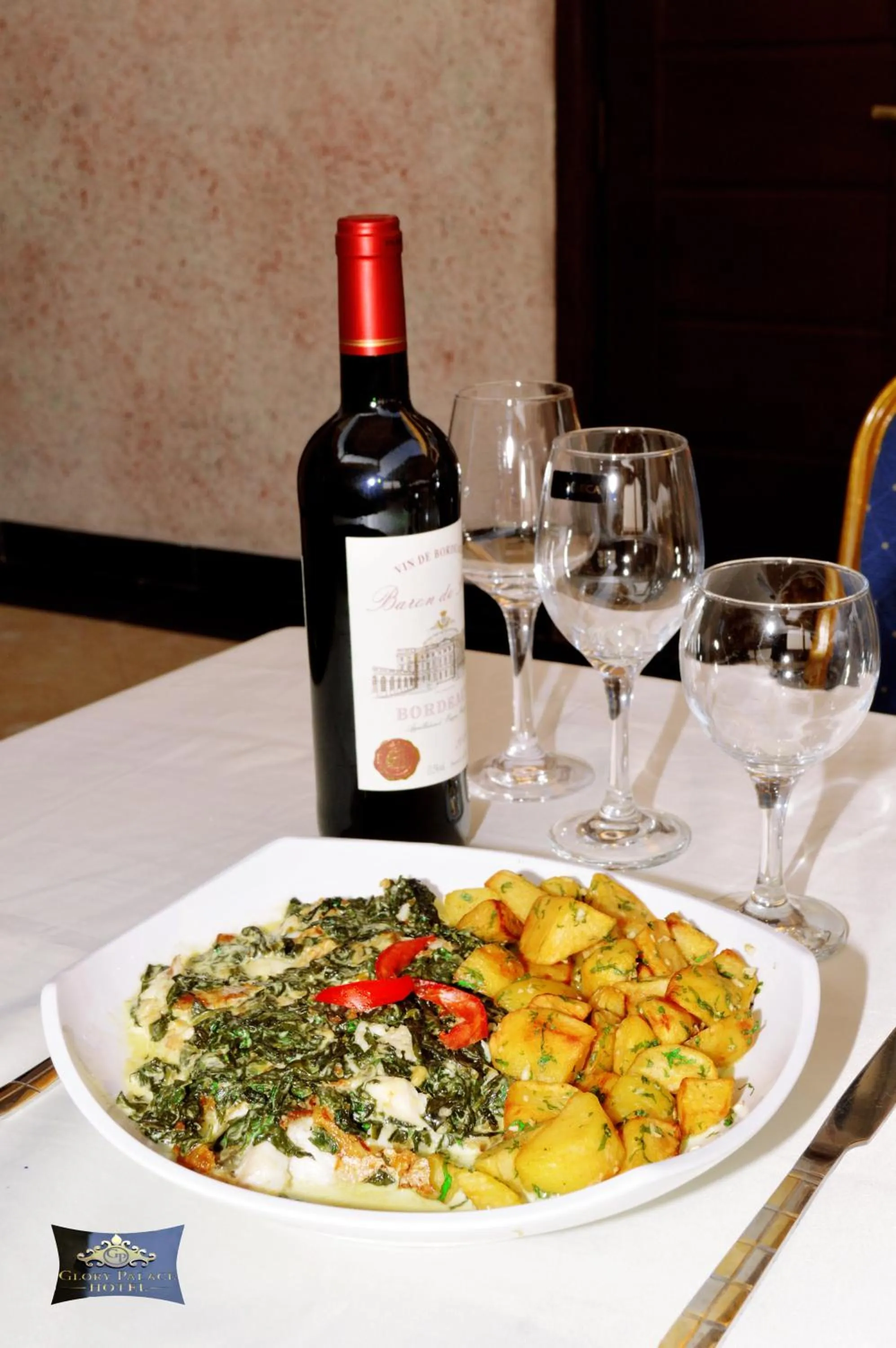 Restaurant/places to eat in Glory Palace Hotel