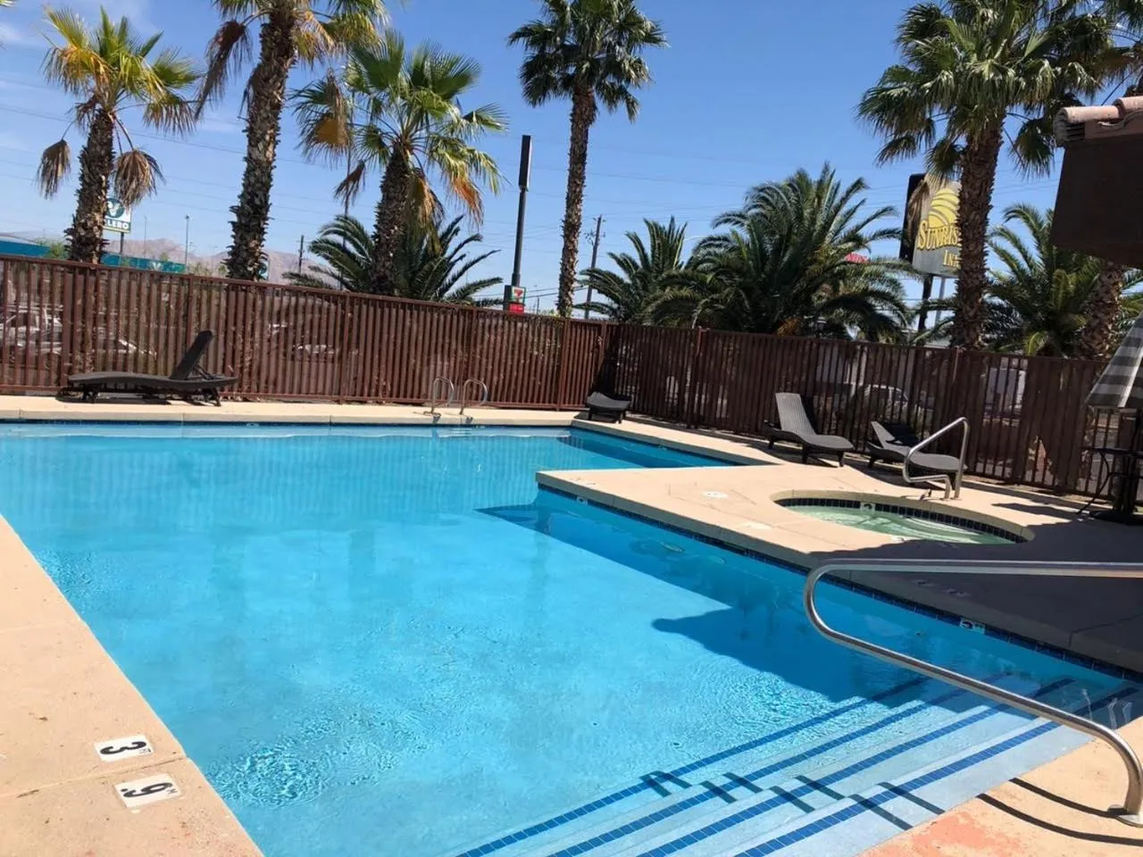 Swimming pool in Sunrise Inn