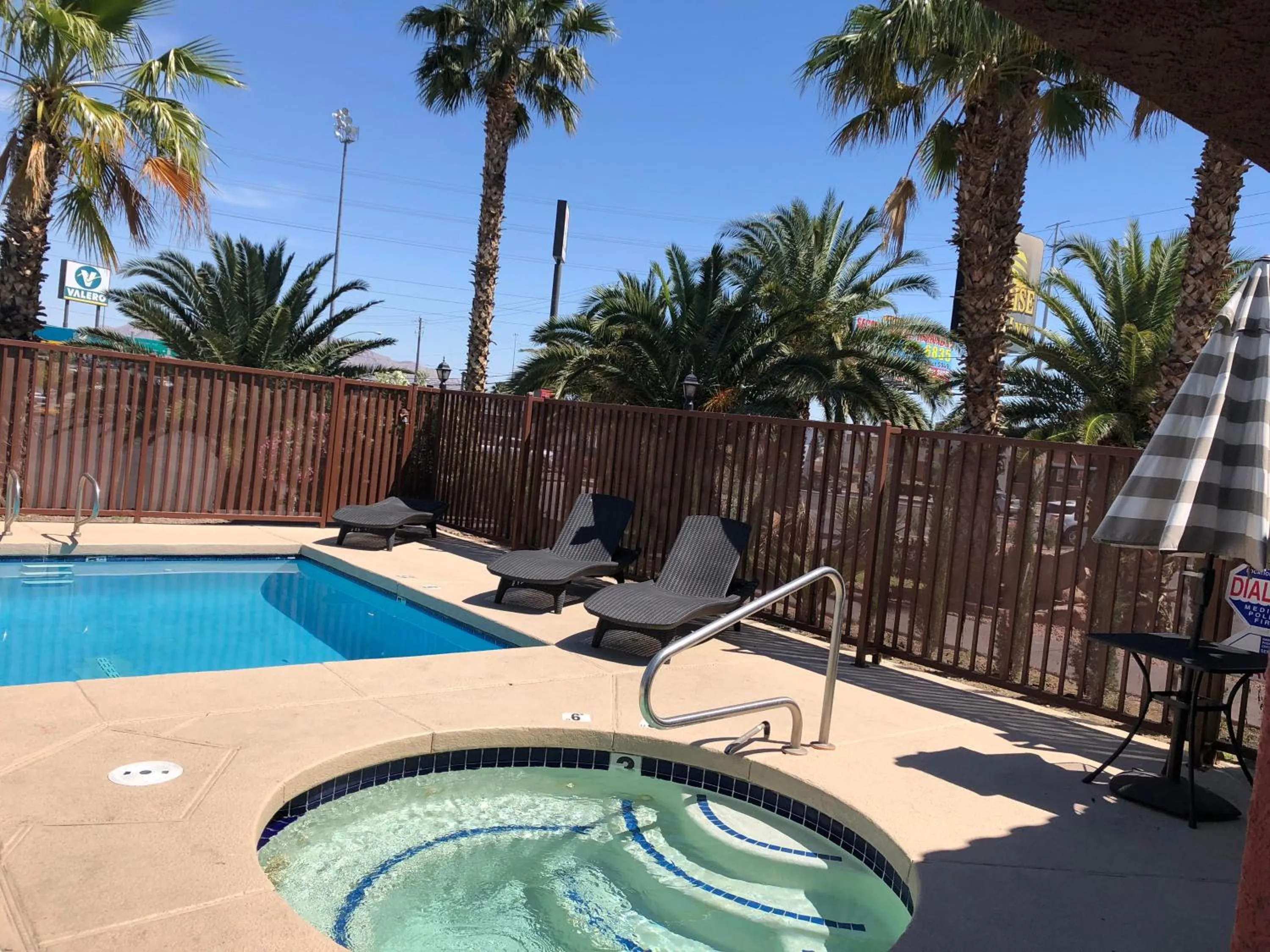 Hot Tub in Sunrise Inn