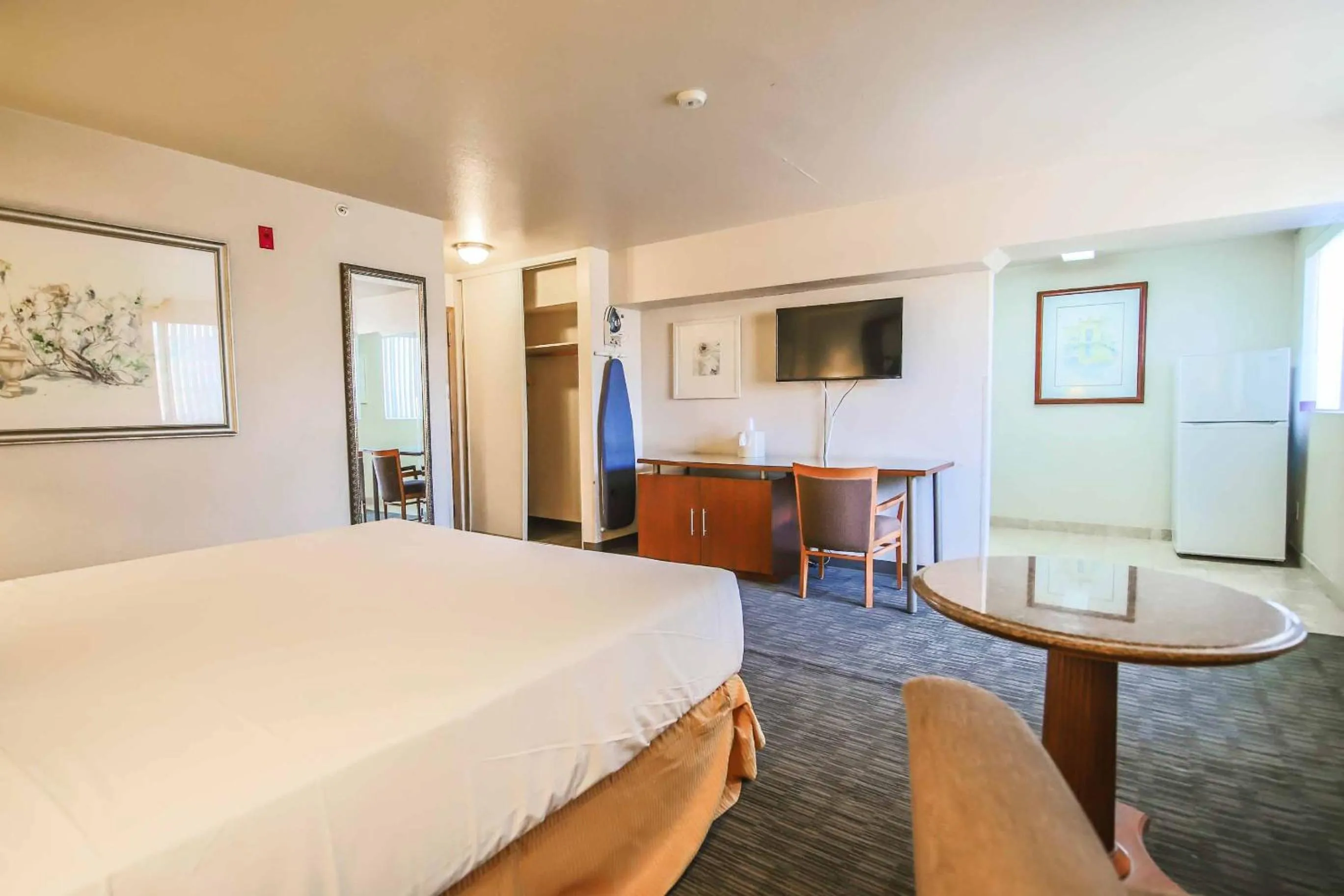 Photo of the whole room, Bed in Sunrise Inn