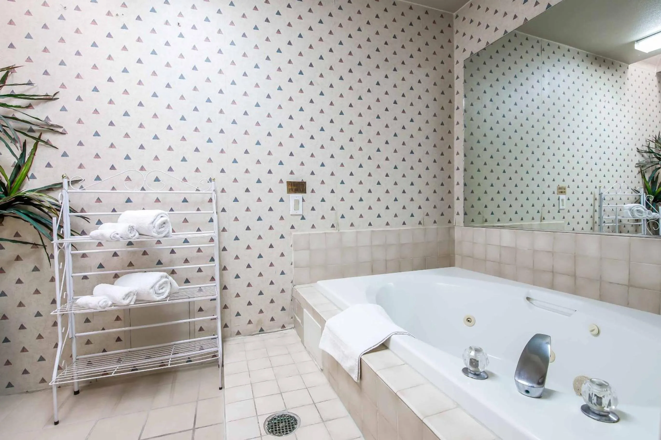 Luxury Suite with Spa Bath in Sunrise Inn