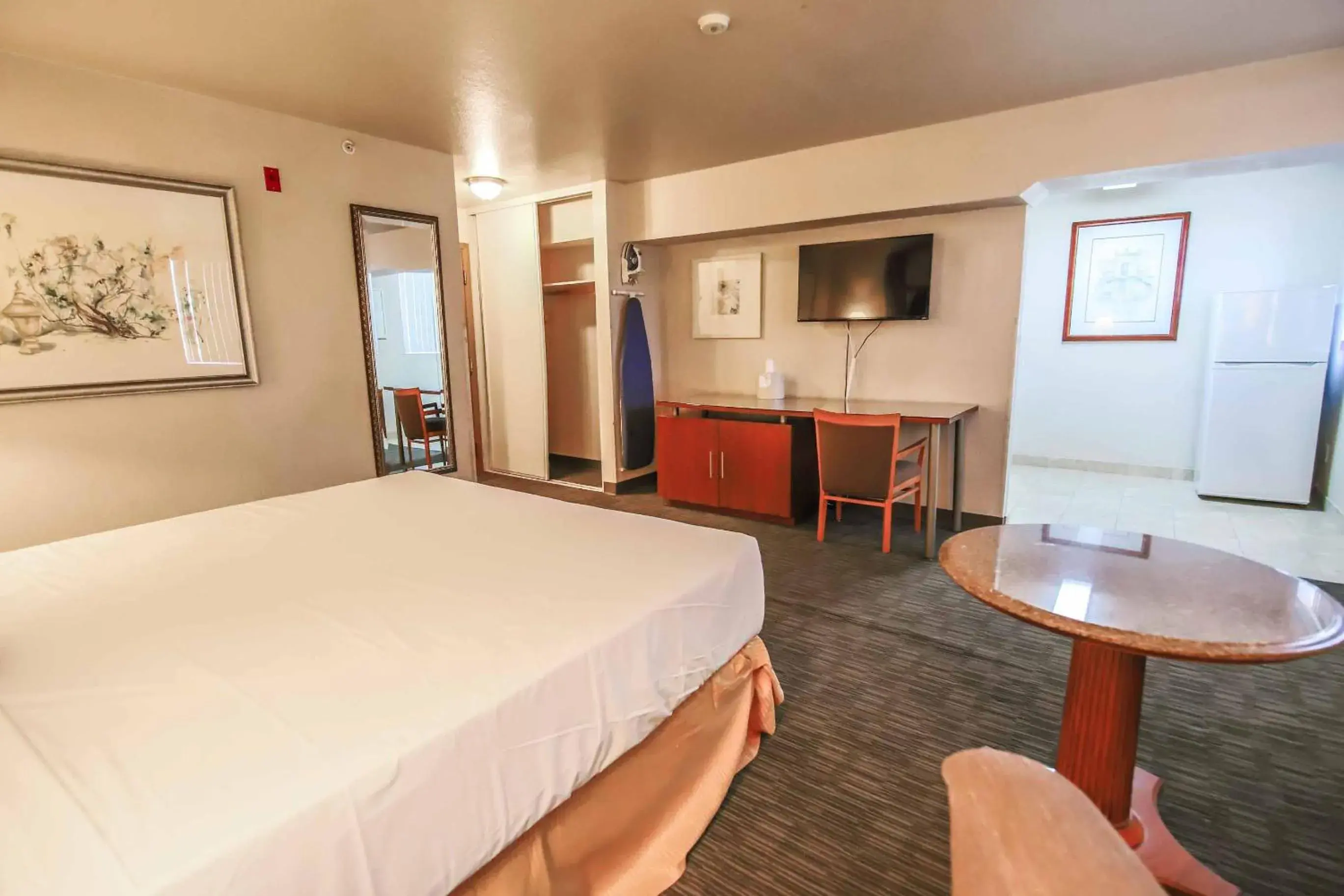 Photo of the whole room, Bed in Sunrise Inn Photo of the whole room, Bed in Sunrise Inn